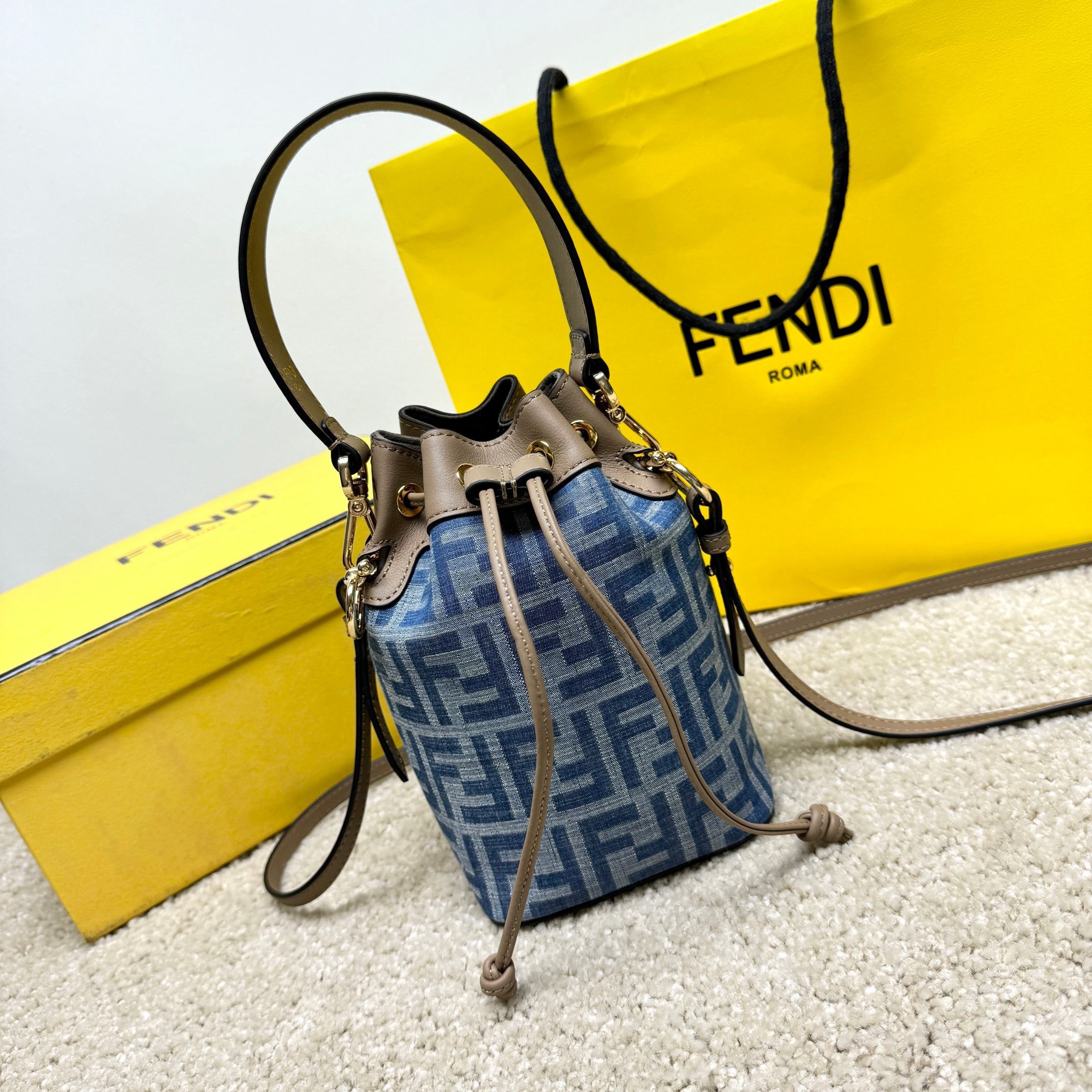Borsa a secchiello Fendi Dimensioni: 12*18*10cm