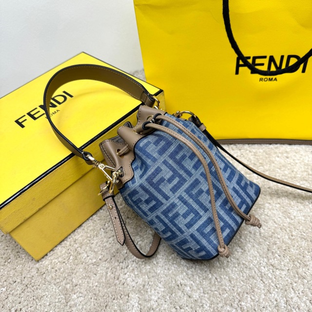 Borsa a secchiello Fendi Dimensioni: 12*18*10cm