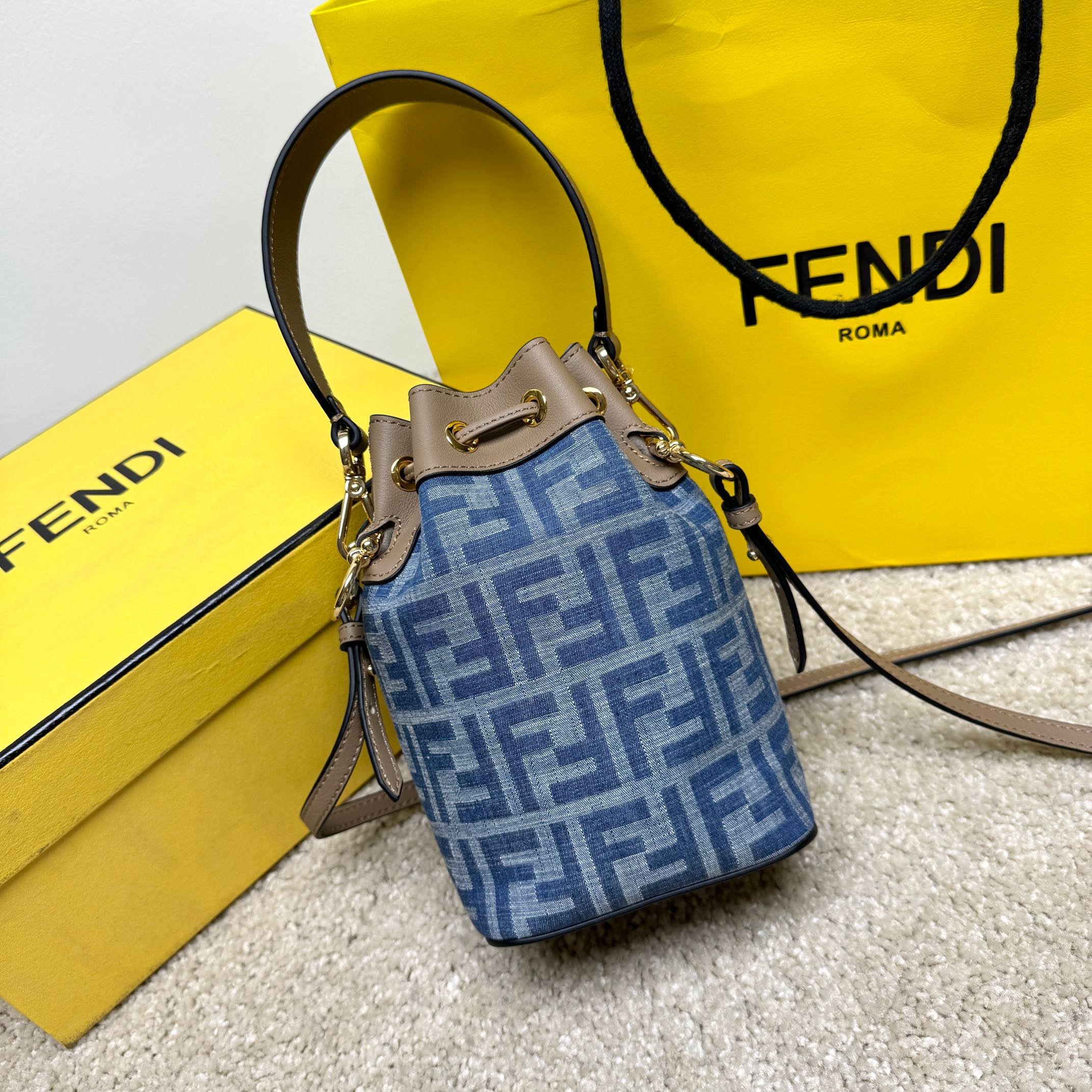 Borsa a secchiello Fendi Dimensioni: 12*18*10cm