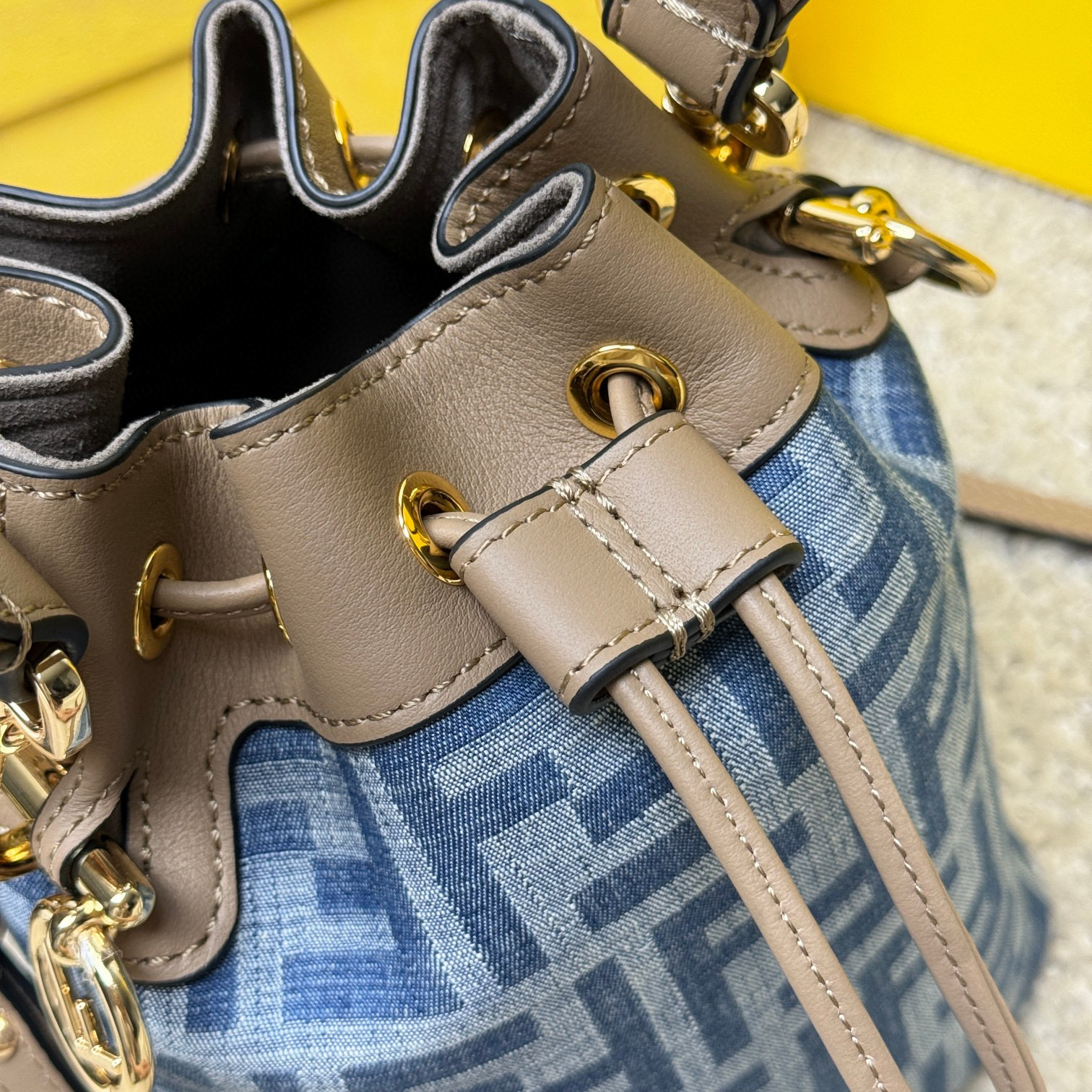 Borsa a secchiello Fendi Dimensioni: 12*18*10cm