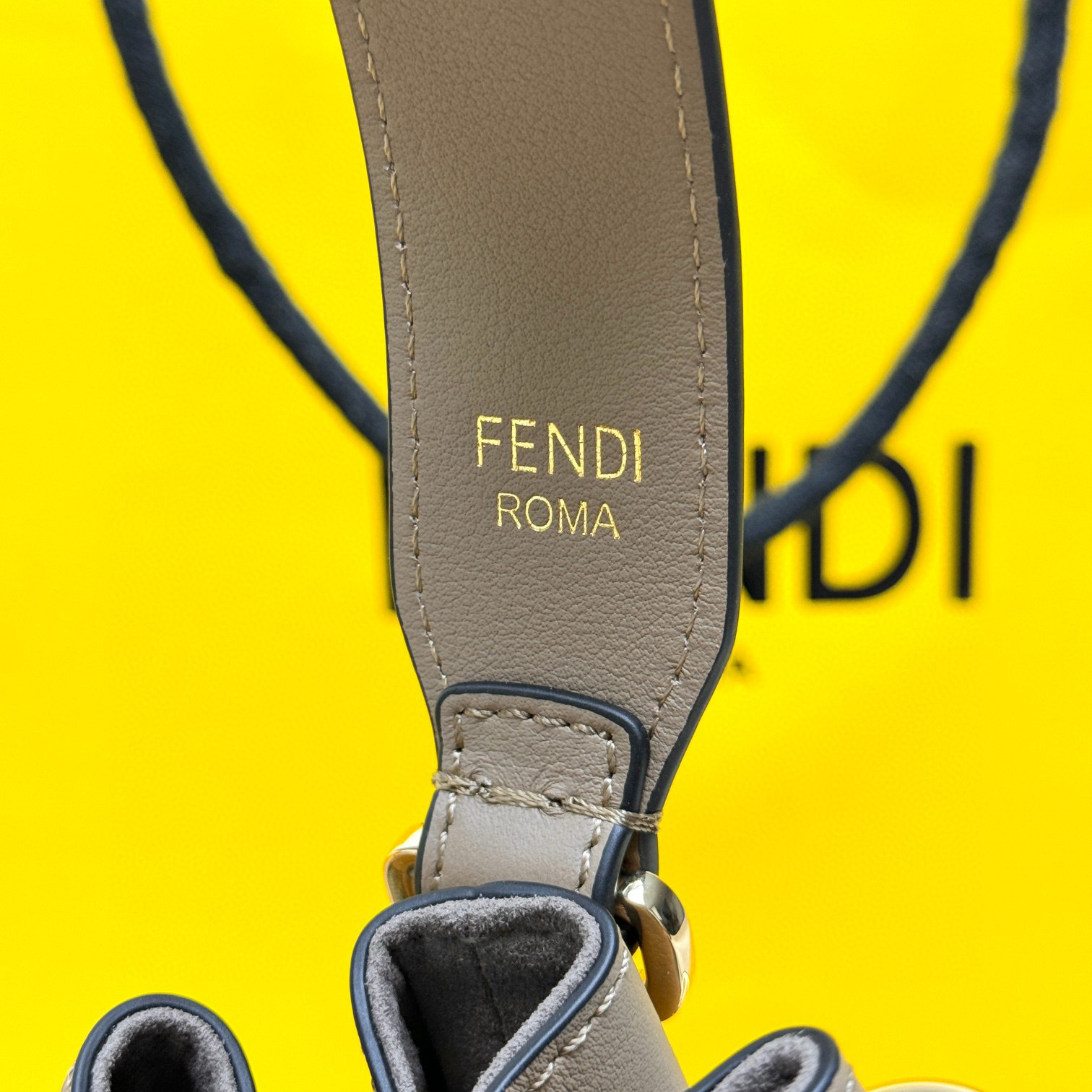Borsa a secchiello Fendi Dimensioni: 12*18*10cm