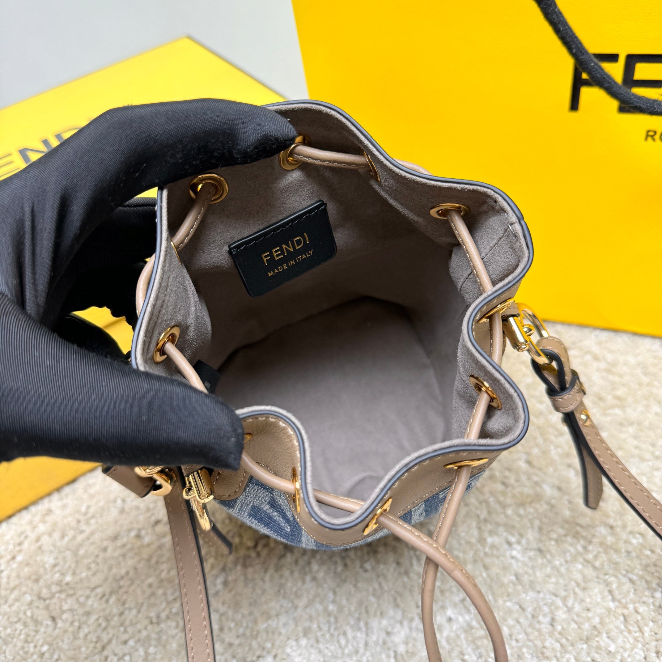 Borsa a secchiello Fendi Dimensioni: 12*18*10cm