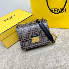 Fendi 单肩包 尺寸：19*13*9cm