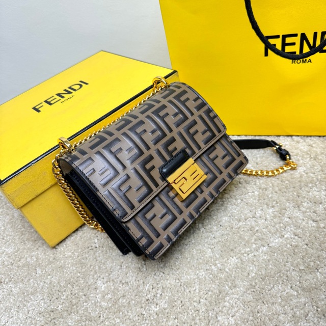 Fendi 单肩包 尺寸：19*13*9cm