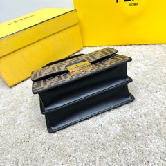 Fendi 单肩包 尺寸：19*13*9cm
