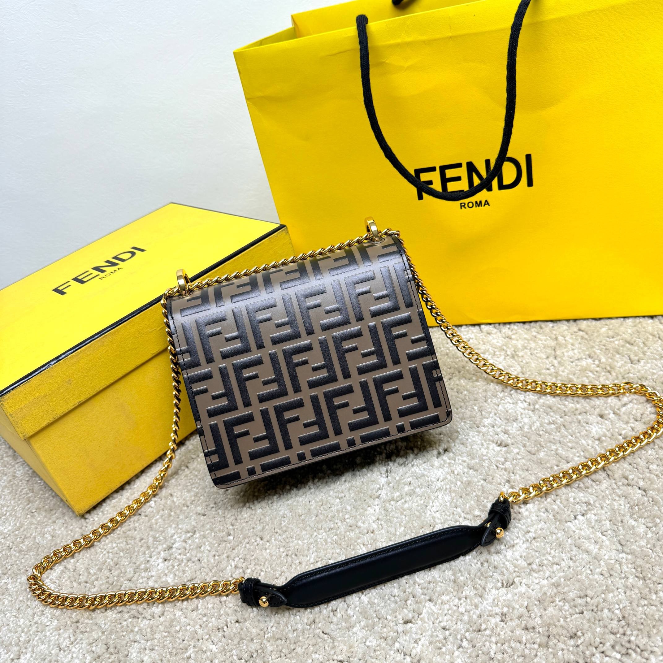 Fendi 单肩包 尺寸：19*13*9cm