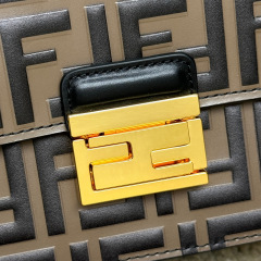 Fendi 单肩包 尺寸：19*13*9cm