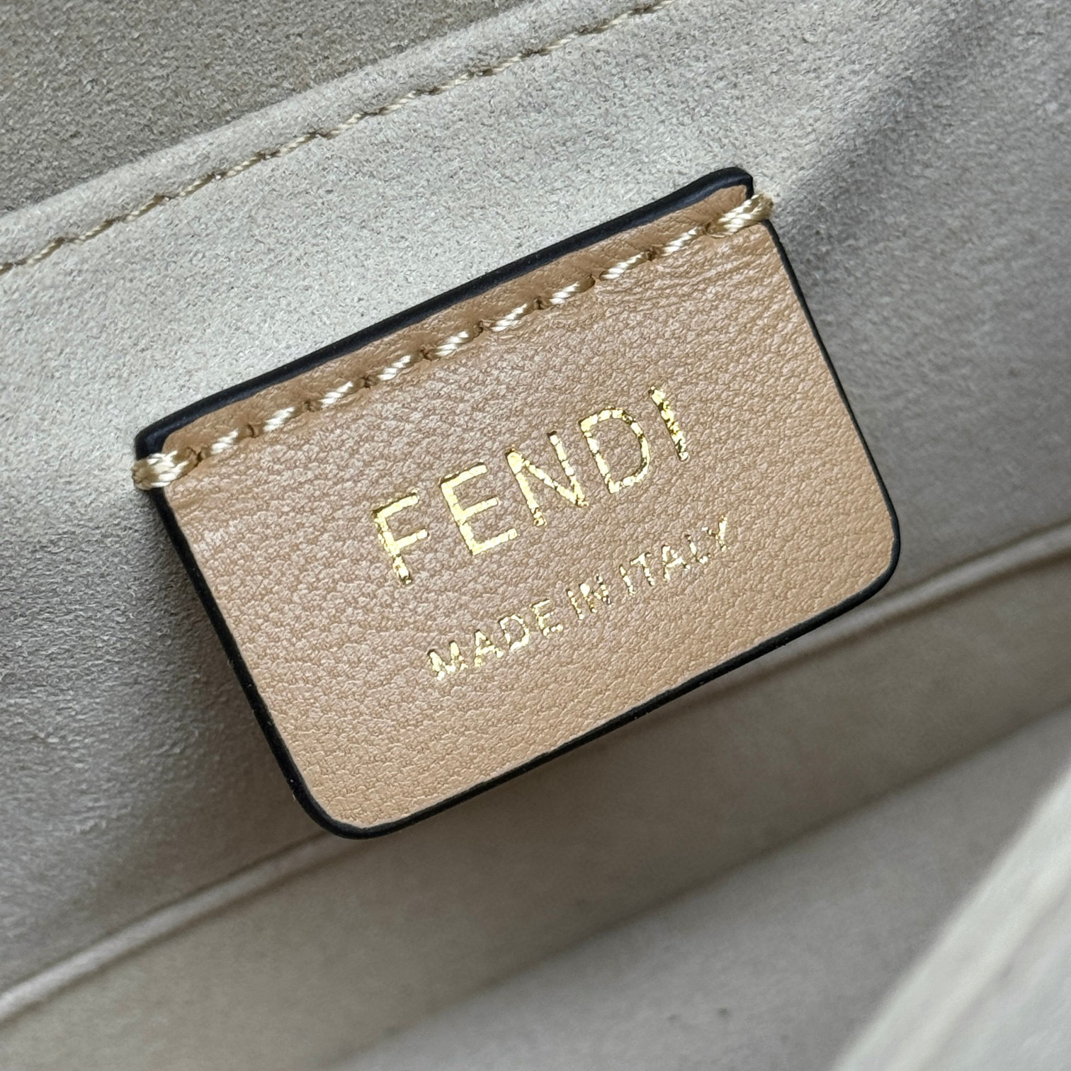 Fendi 单肩包 尺寸：19*13*9cm