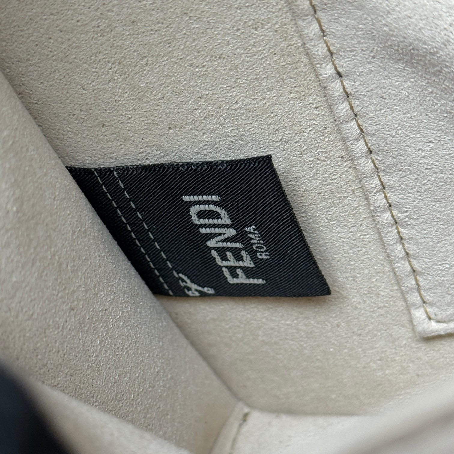 Fendi 单肩包 尺寸：19*13*9cm