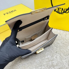 Fendi 单肩包 尺寸：19*13*9cm