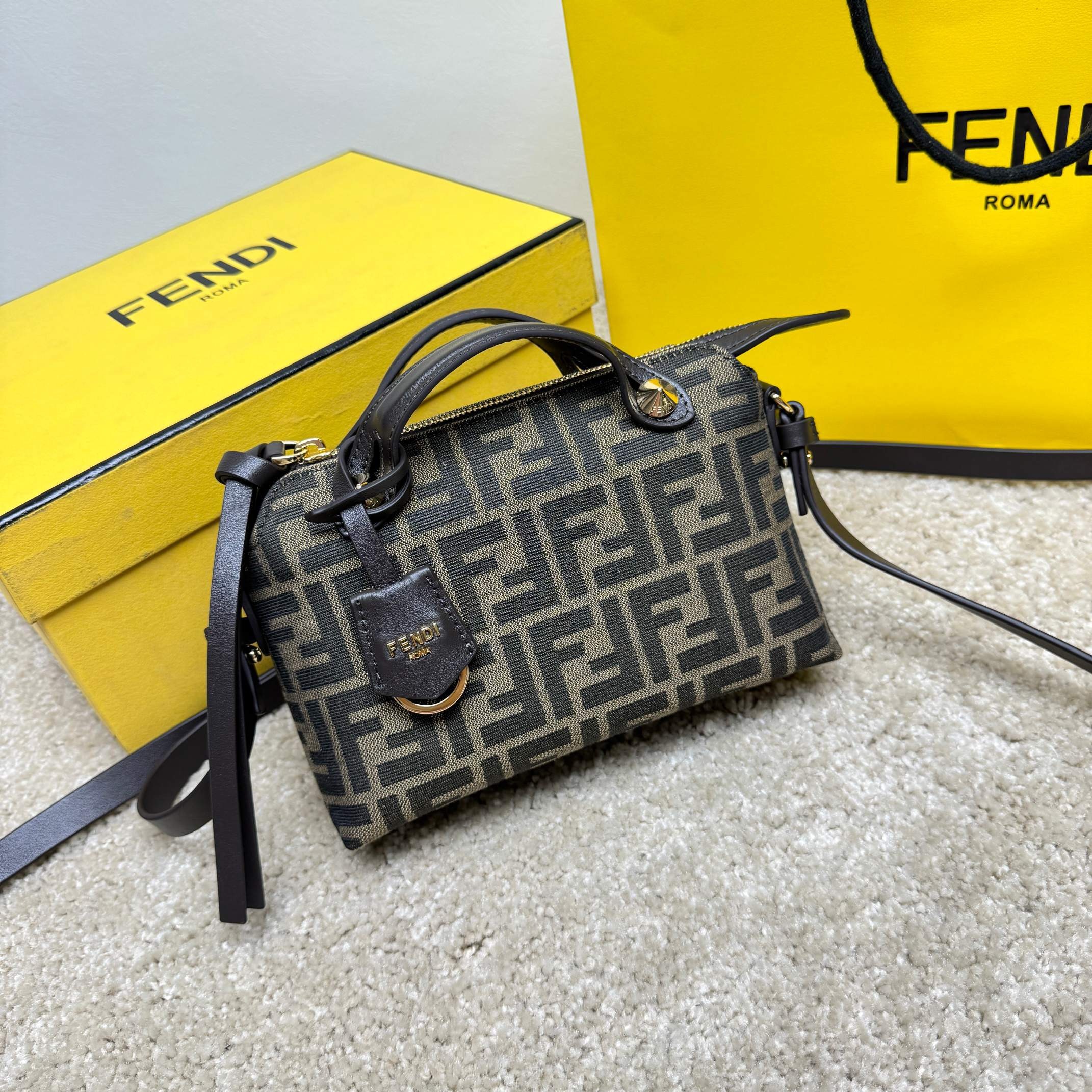 Borsa a mano Fendi Dimensioni: 20*12*9cm