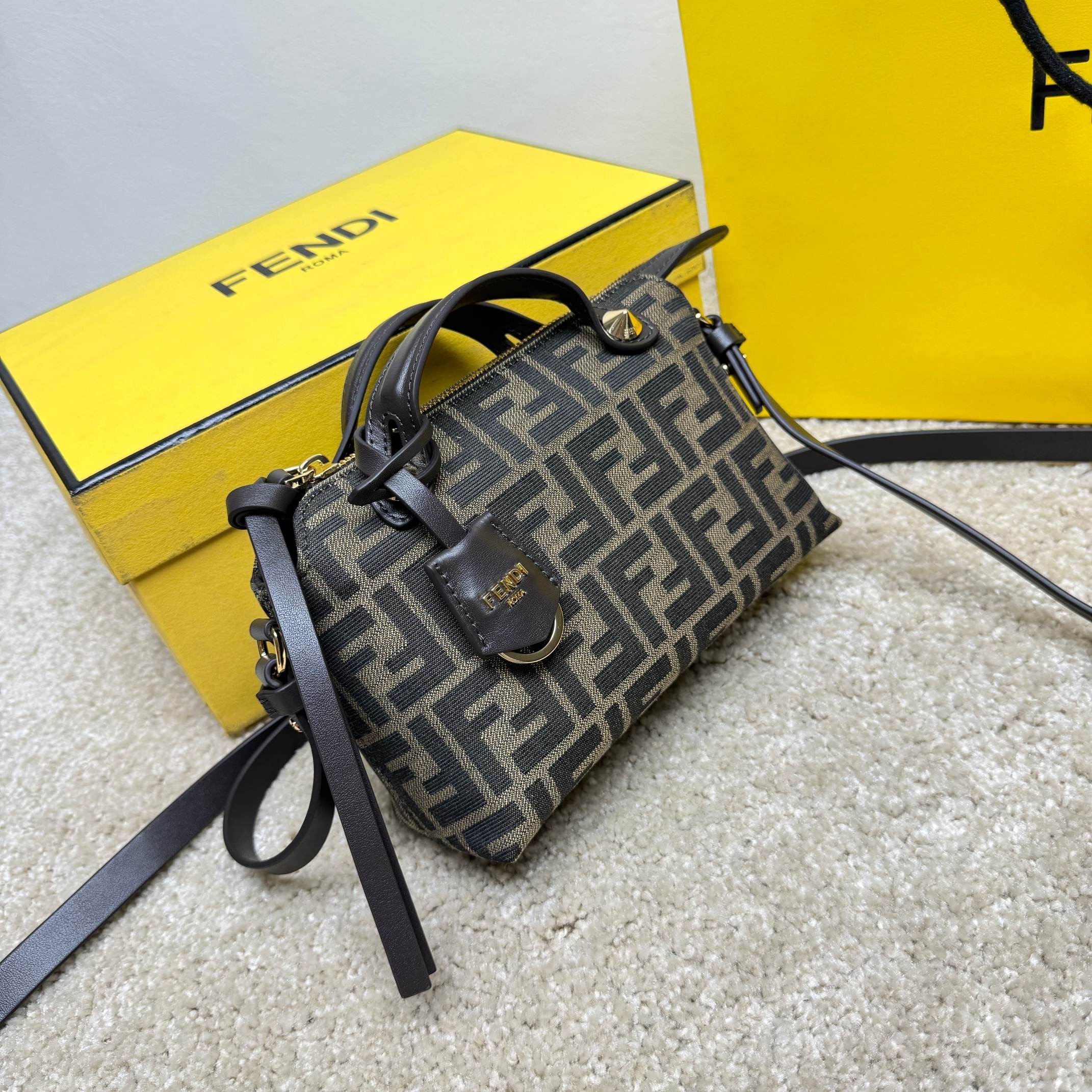 Borsa a mano Fendi Dimensioni: 20*12*9cm