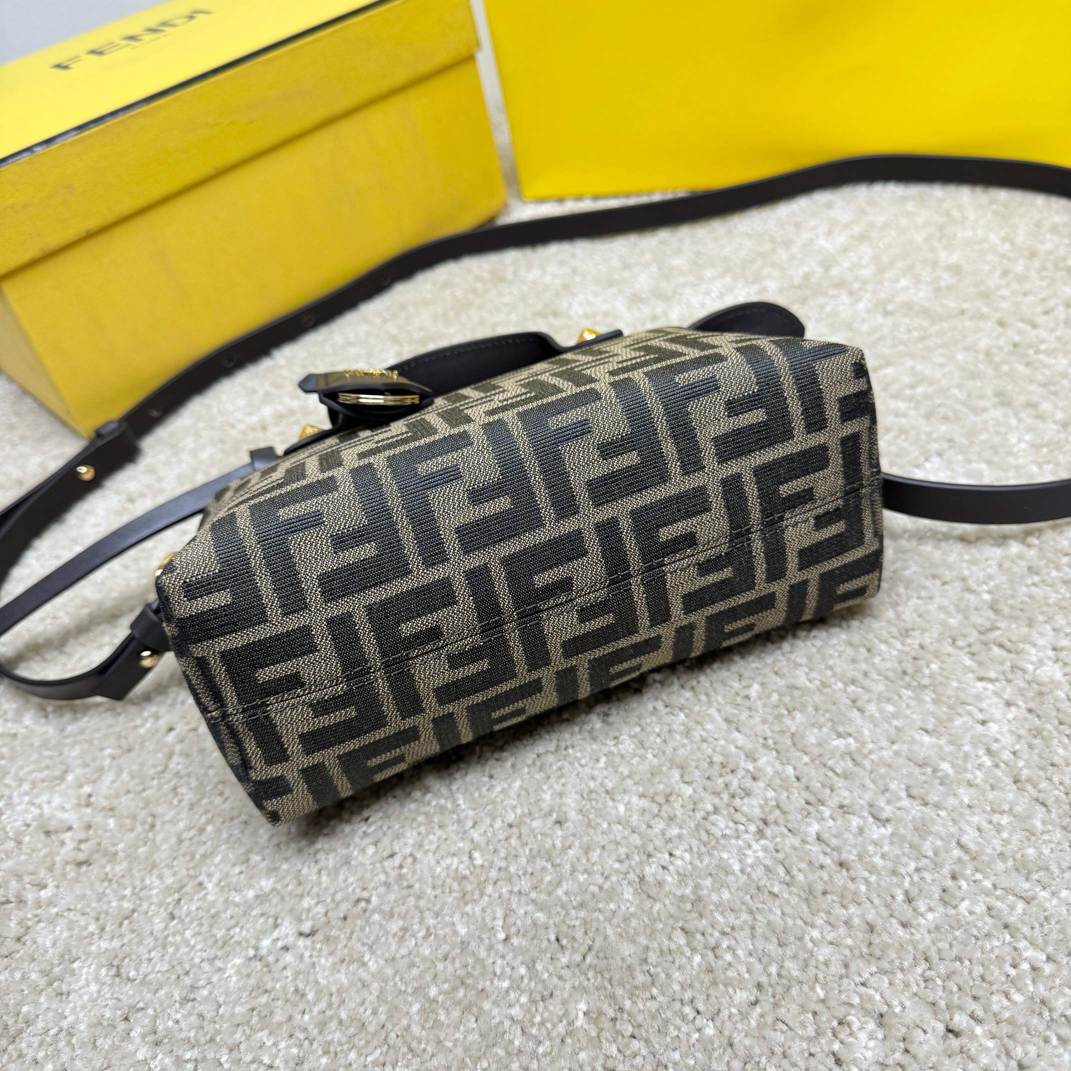 Borsa a mano Fendi Dimensioni: 20*12*9cm