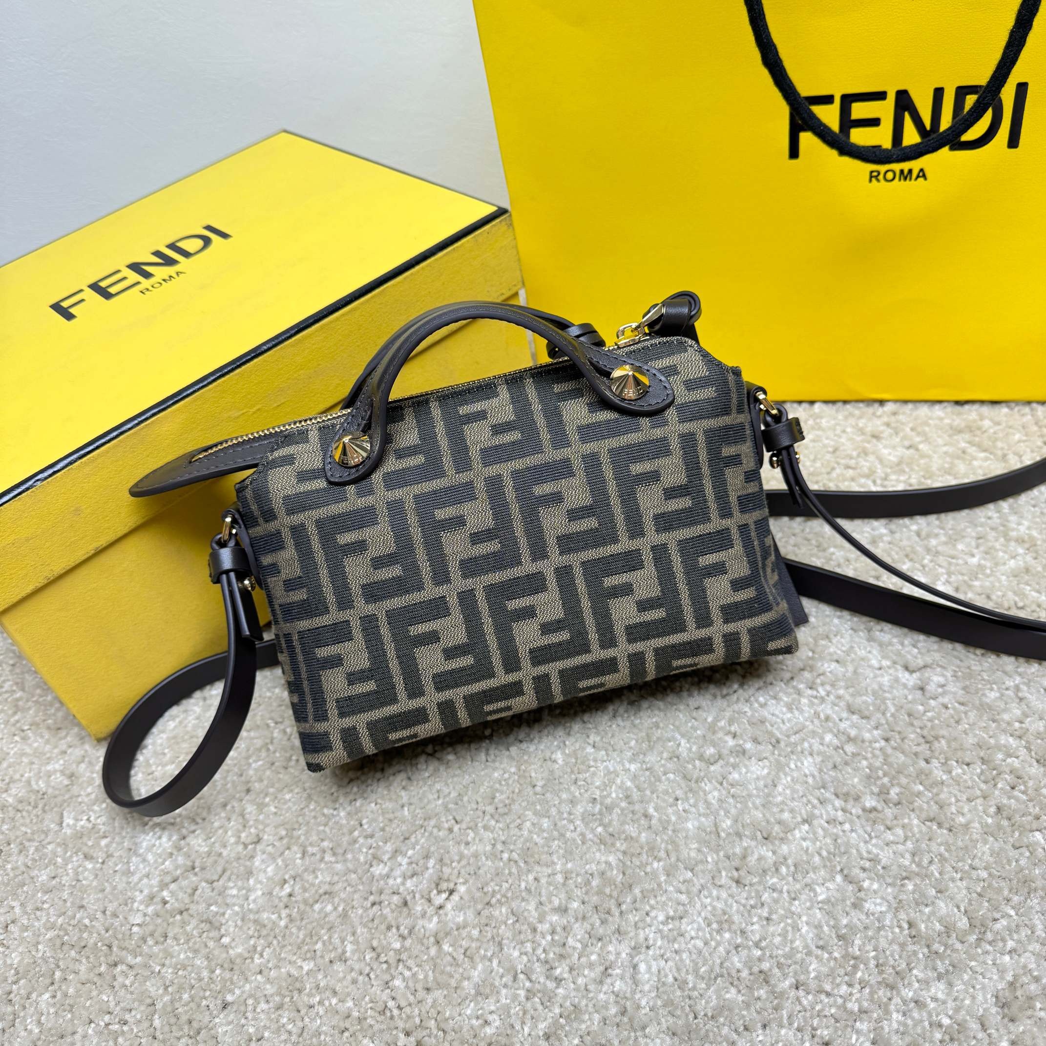 Borsa a mano Fendi Dimensioni: 20*12*9cm