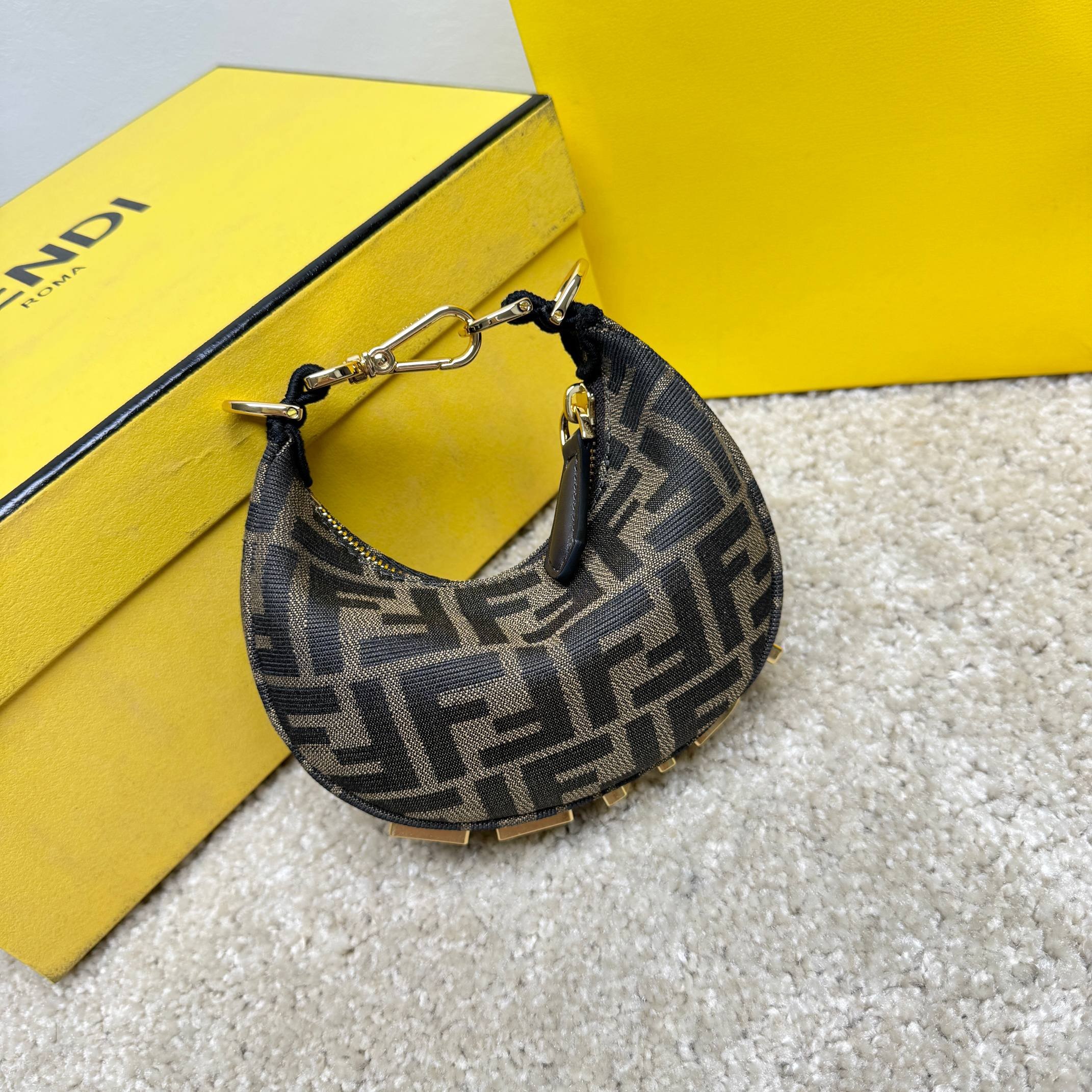 Borsa a forma di cuore Fendi Dimensioni: 16,5*14*5 cm