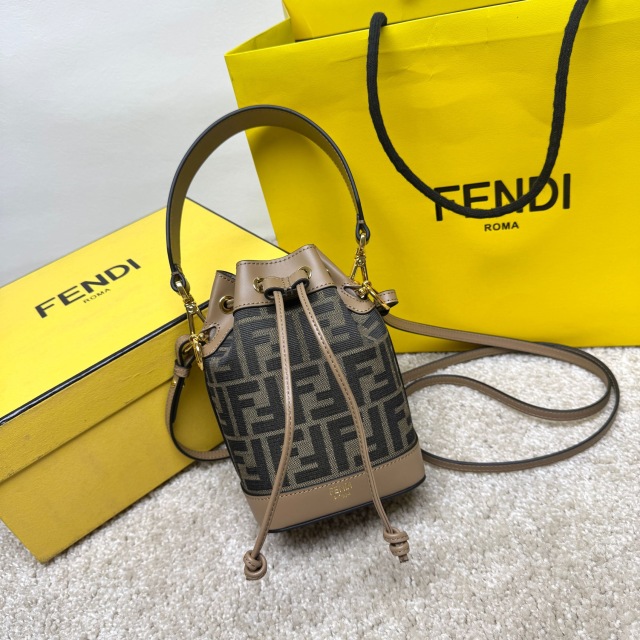 Borsa a secchiello Fendi Dimensioni: 18,5*12*10 cm