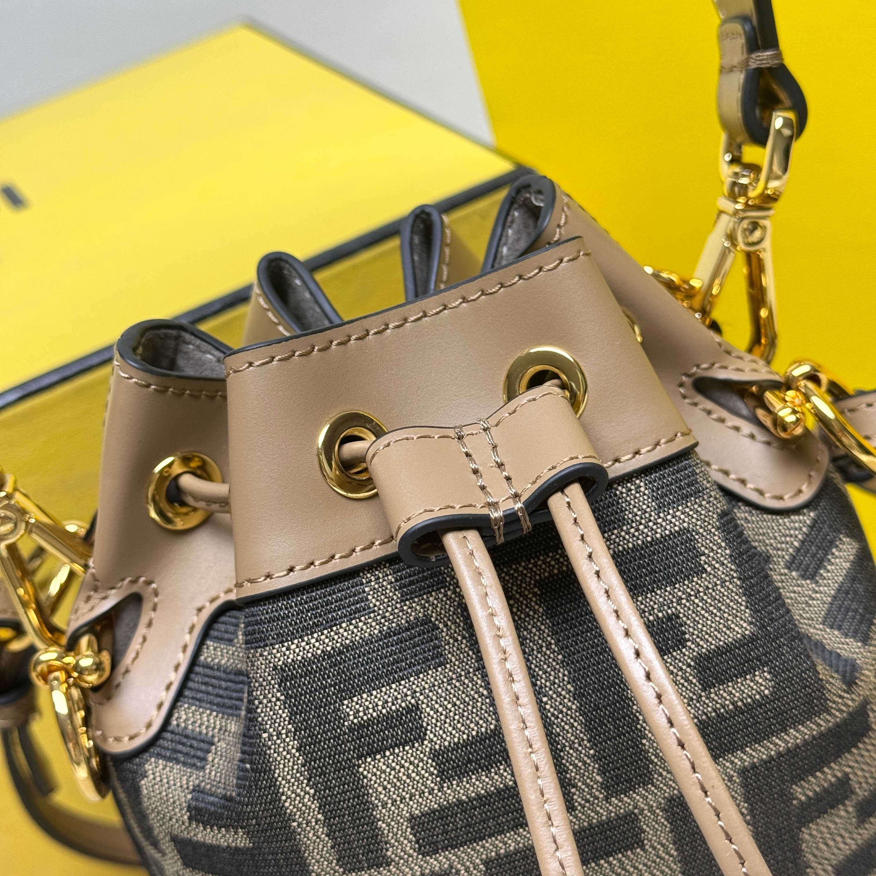 Borsa a secchiello Fendi Dimensioni: 18,5*12*10 cm