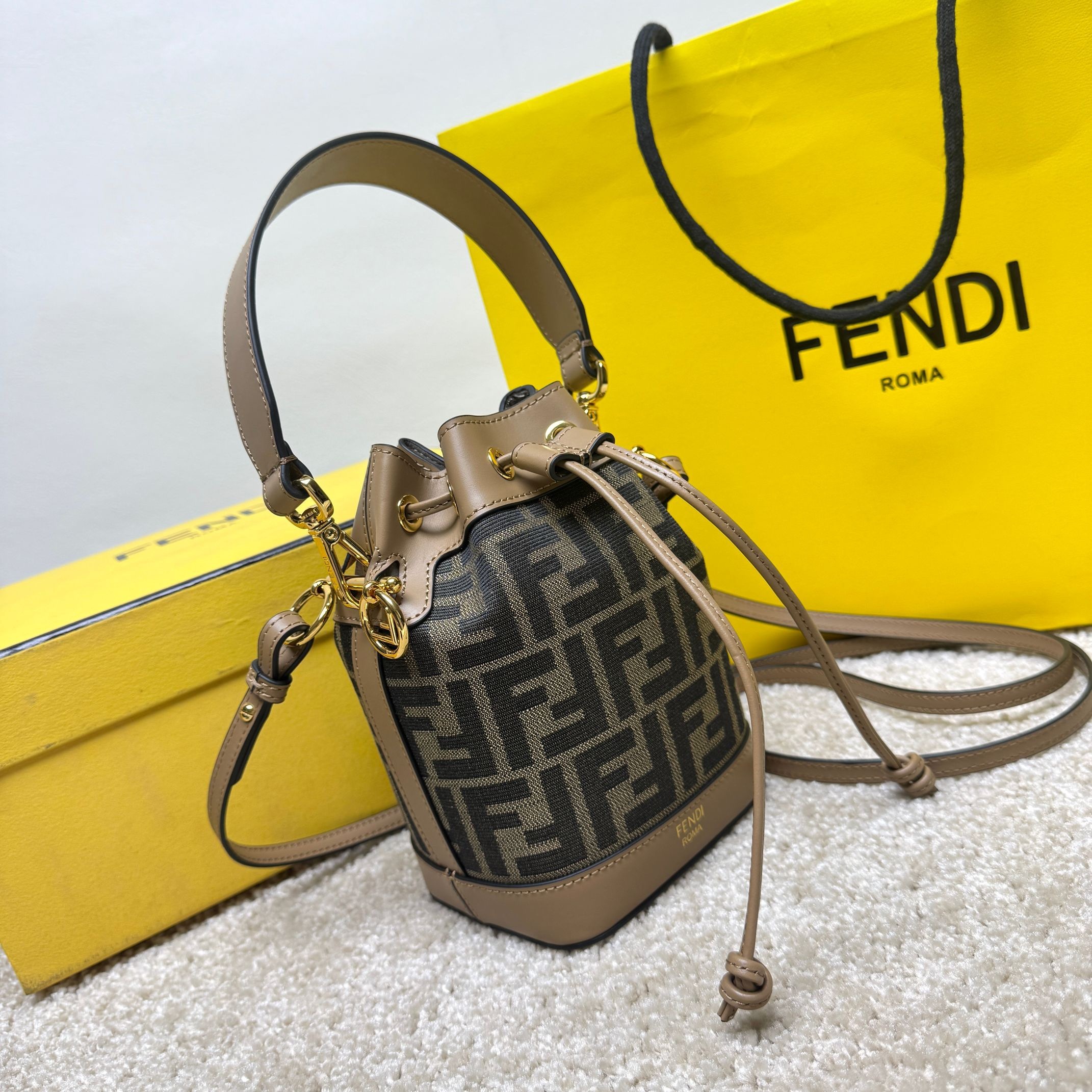 Borsa a secchiello Fendi Dimensioni: 18,5*12*10 cm
