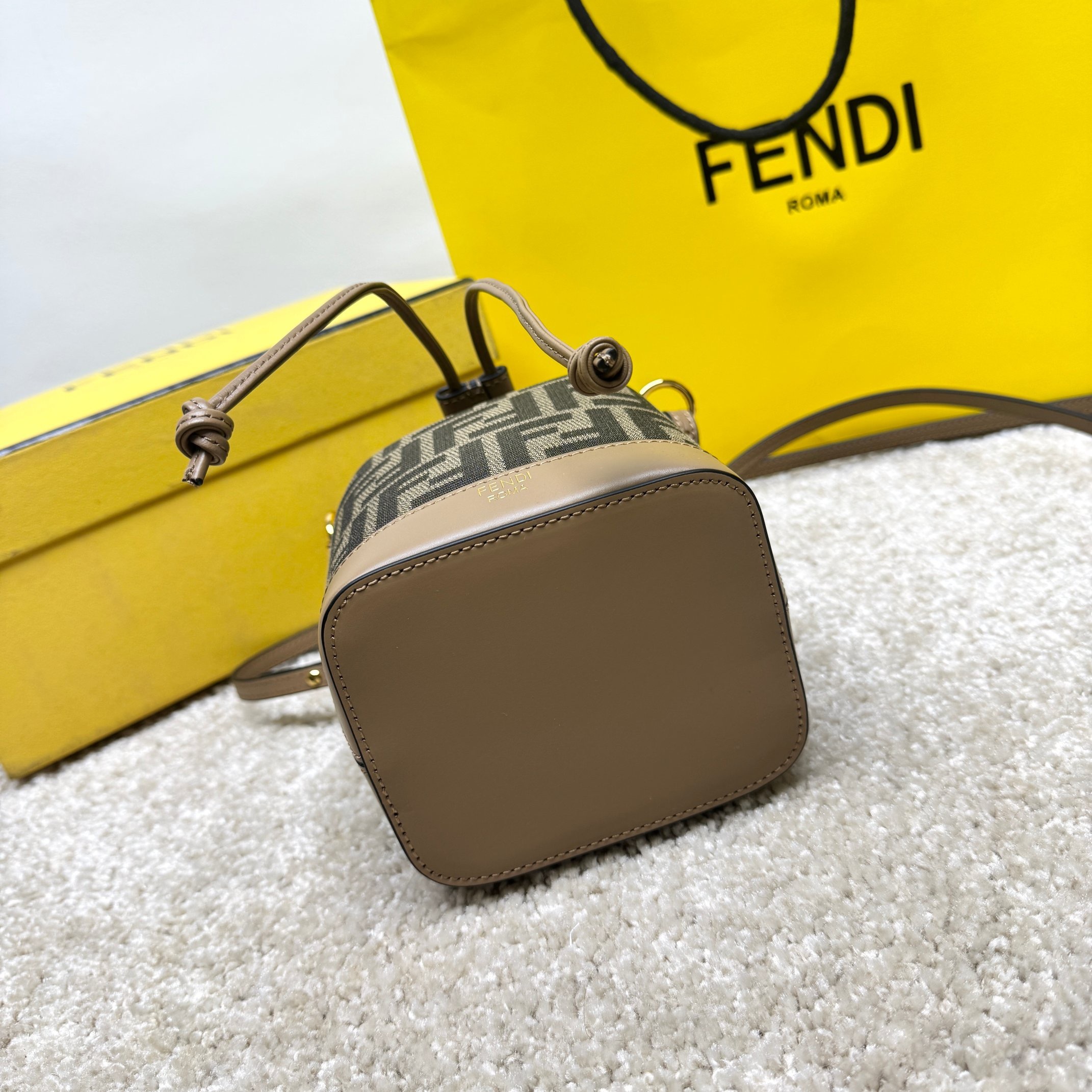 Borsa a secchiello Fendi Dimensioni: 18,5*12*10 cm