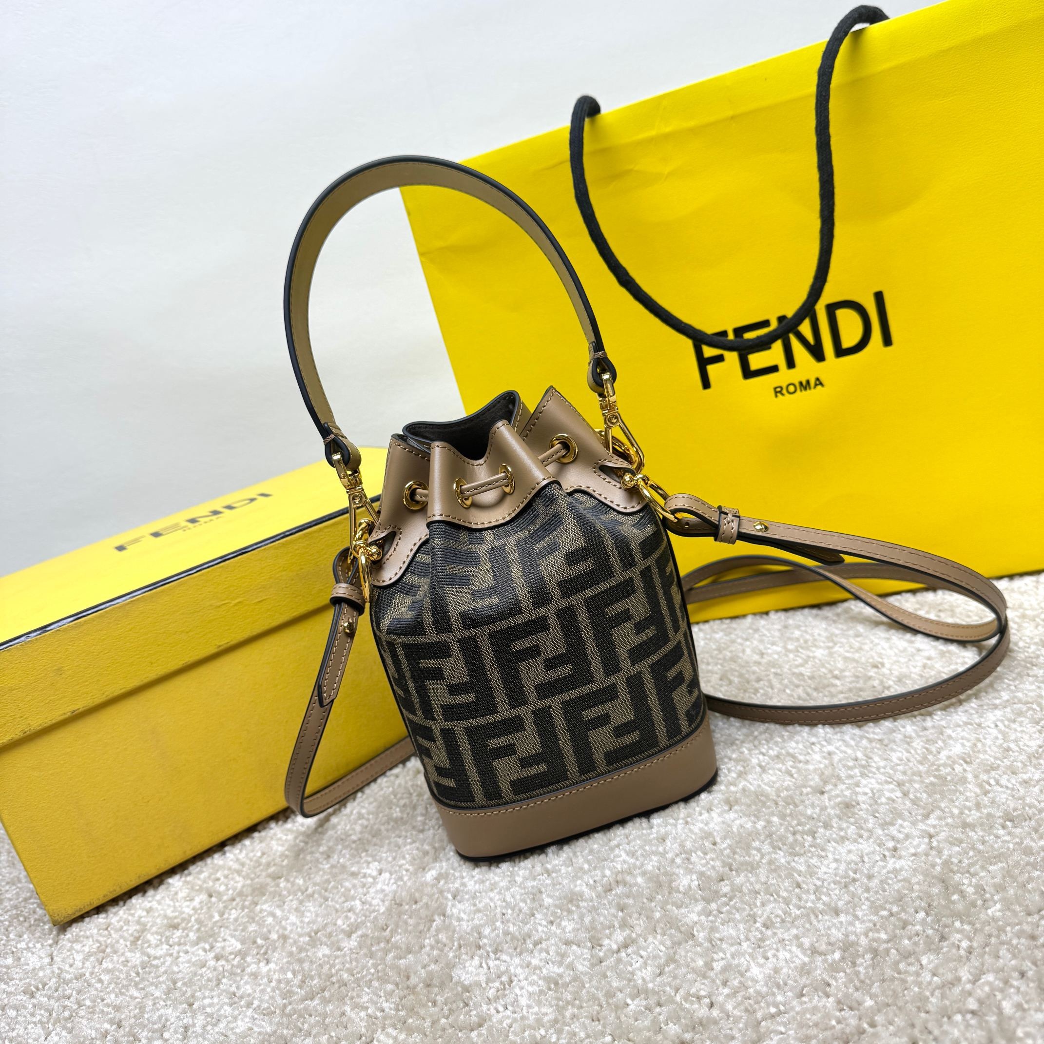Borsa a secchiello Fendi Dimensioni: 18,5*12*10 cm