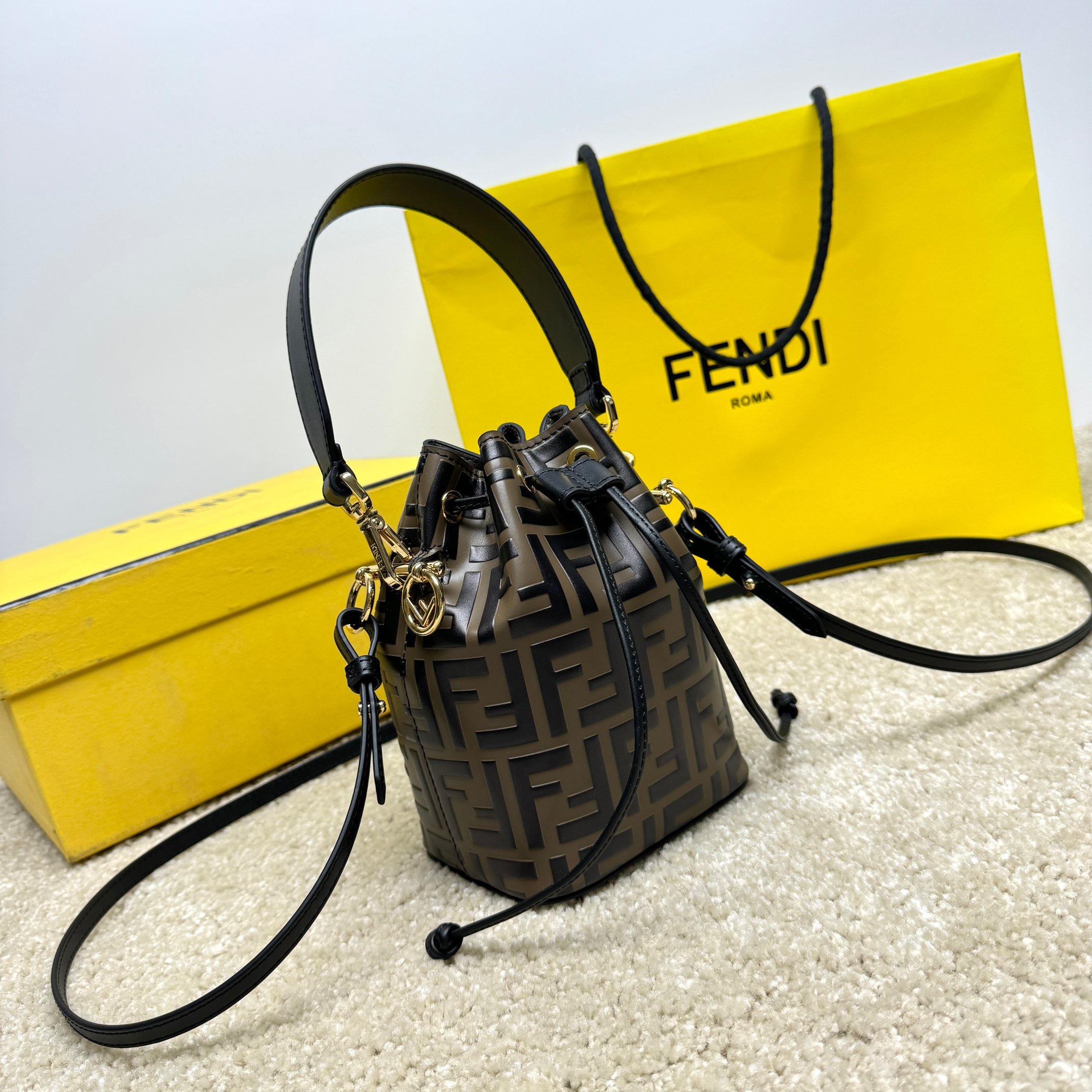 Borsa a secchiello Fendi Dimensioni: 18,5*12*10 cm