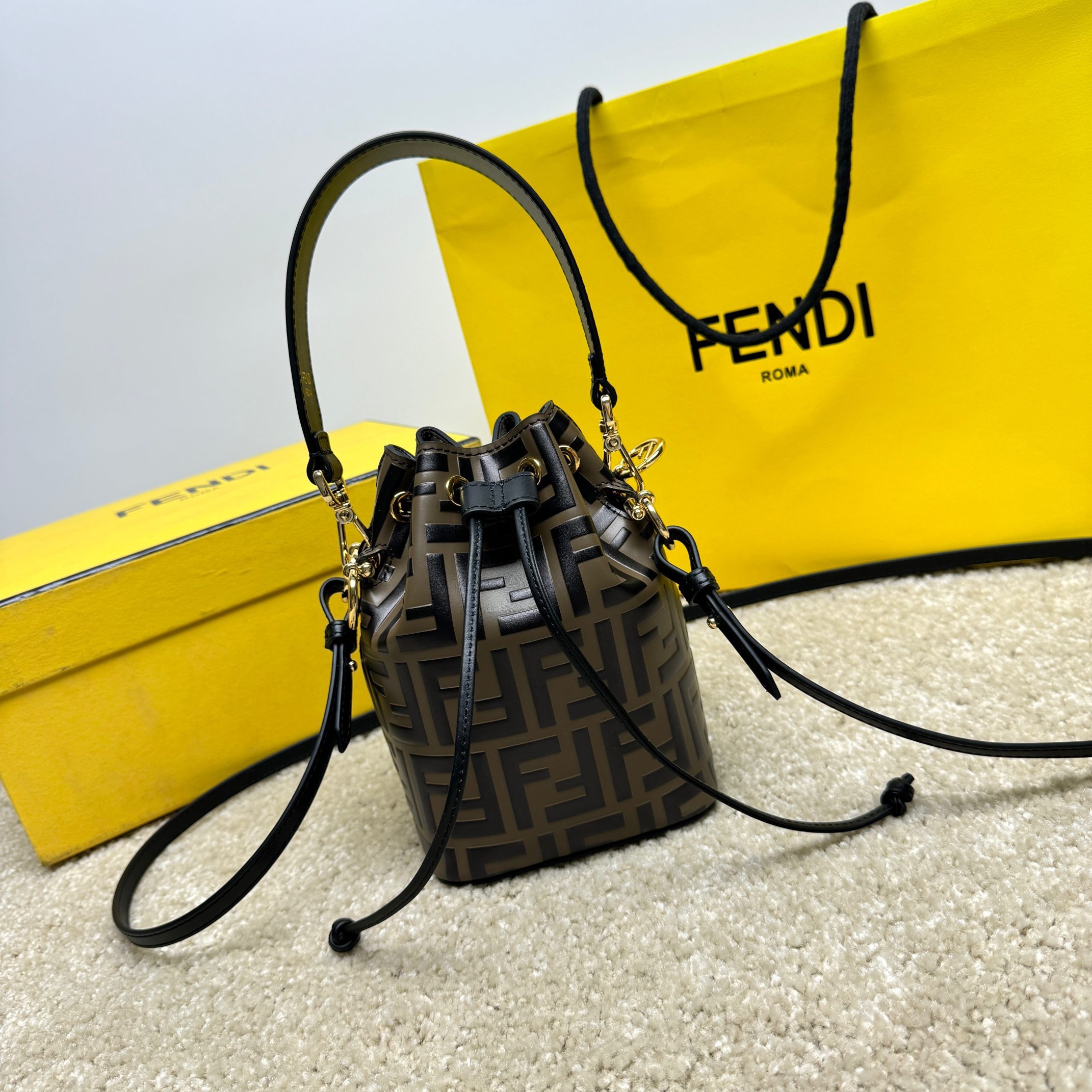 Borsa a secchiello Fendi Dimensioni: 18,5*12*10 cm