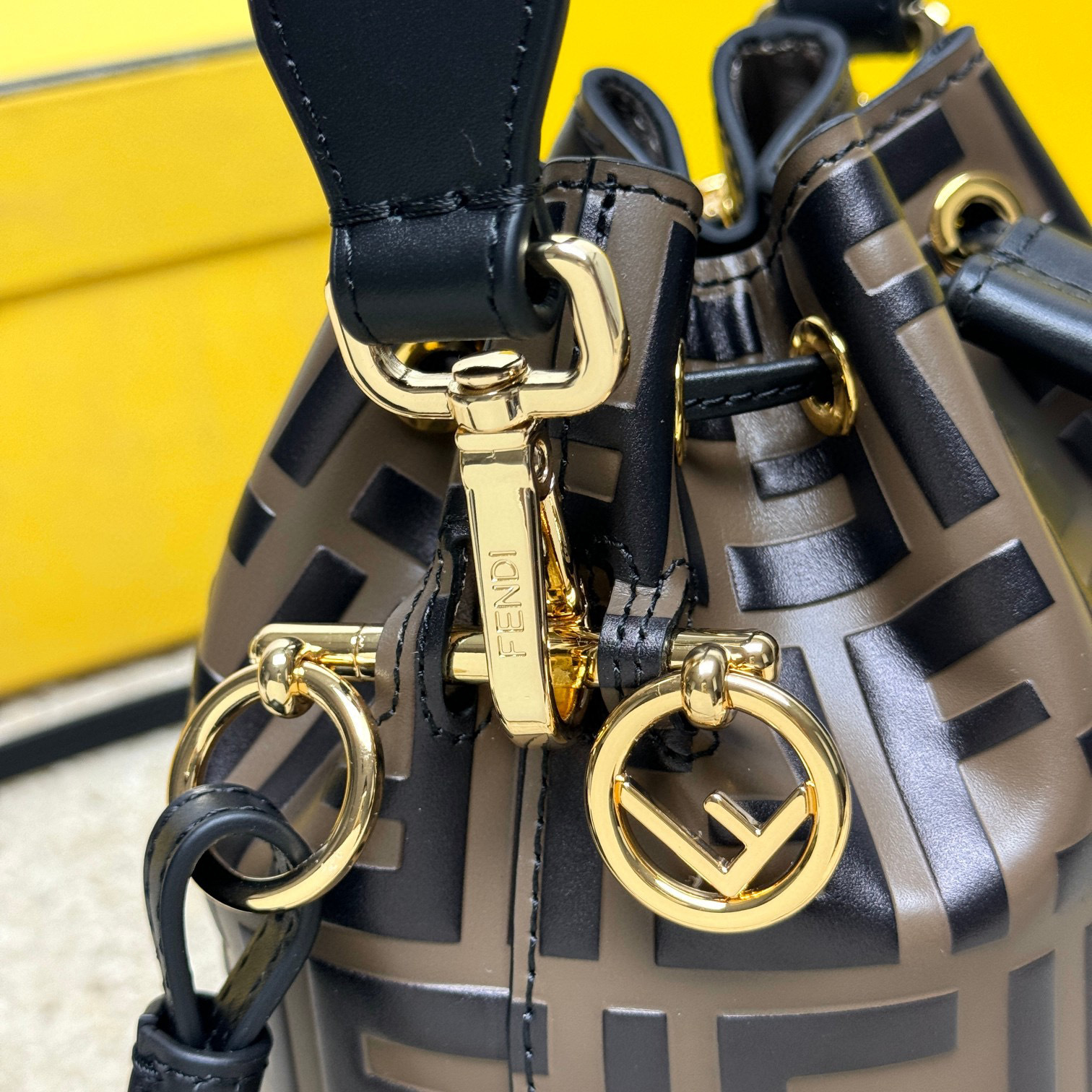 Borsa a secchiello Fendi Dimensioni: 18,5*12*10 cm