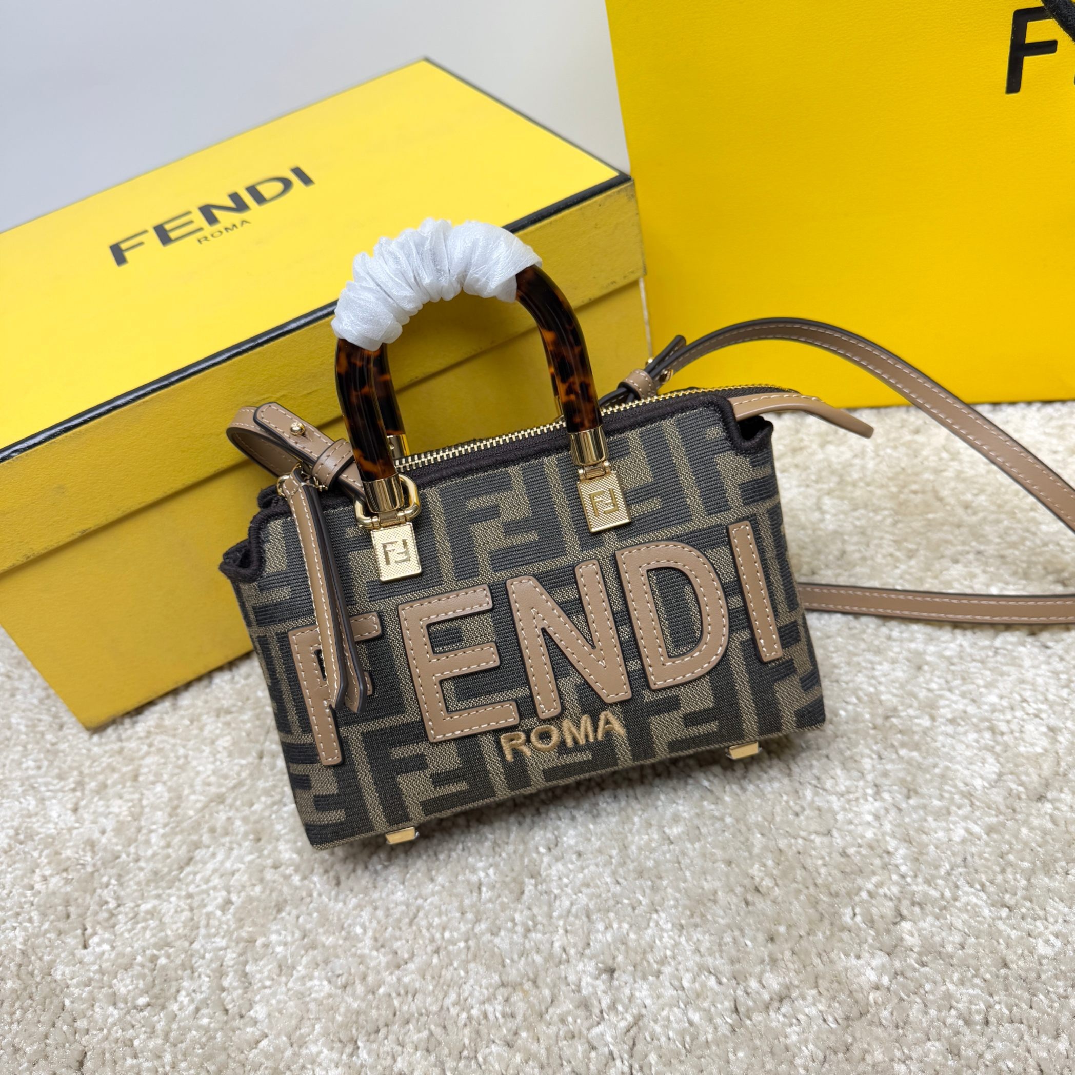 Borsa a mano Fendi Dimensioni: 17*18*8cm