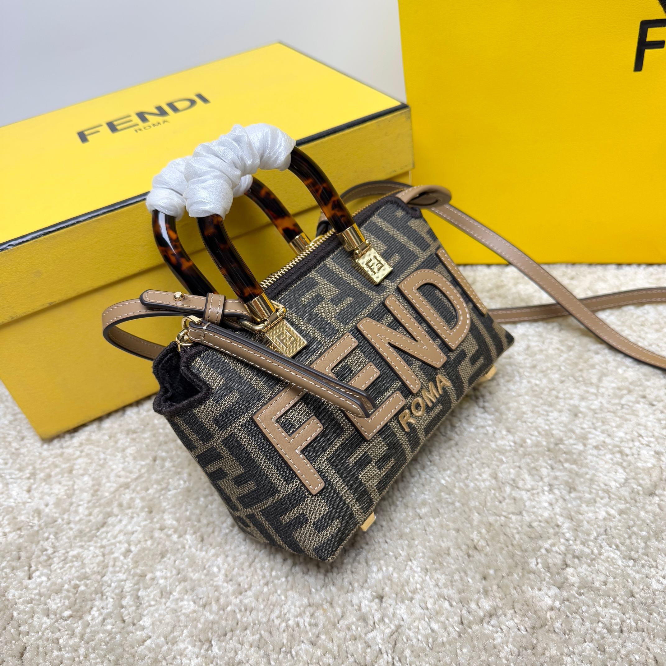 Borsa a mano Fendi Dimensioni: 17*18*8cm