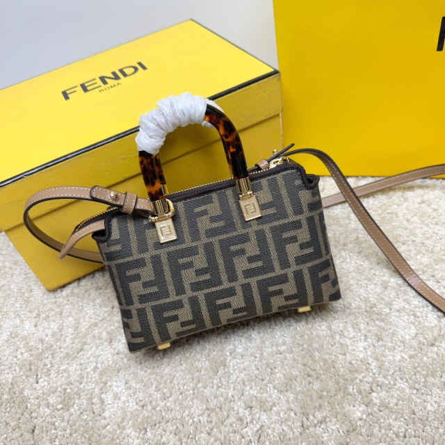 Borsa a mano Fendi Dimensioni: 17*18*8cm