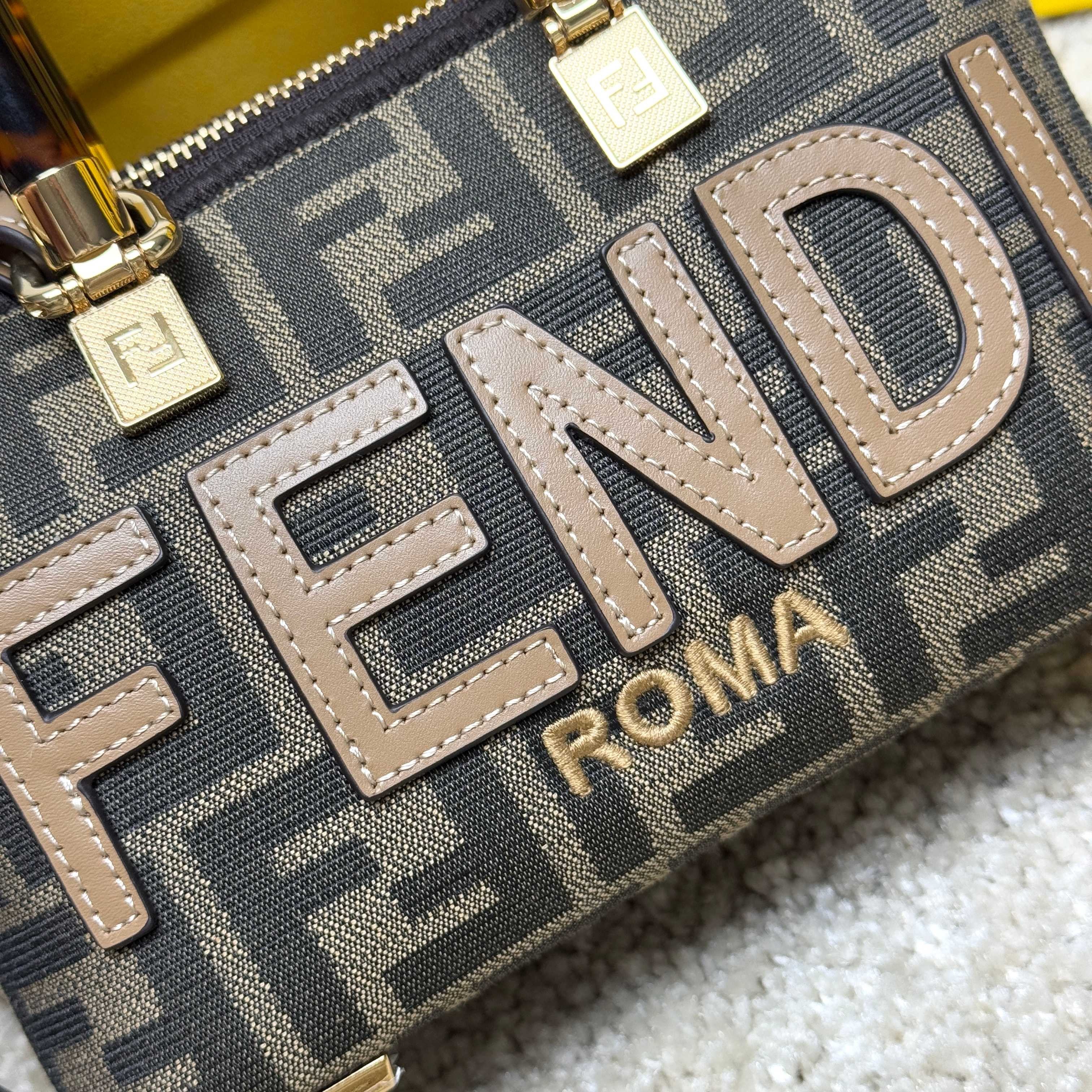 Borsa a mano Fendi Dimensioni: 17*18*8cm