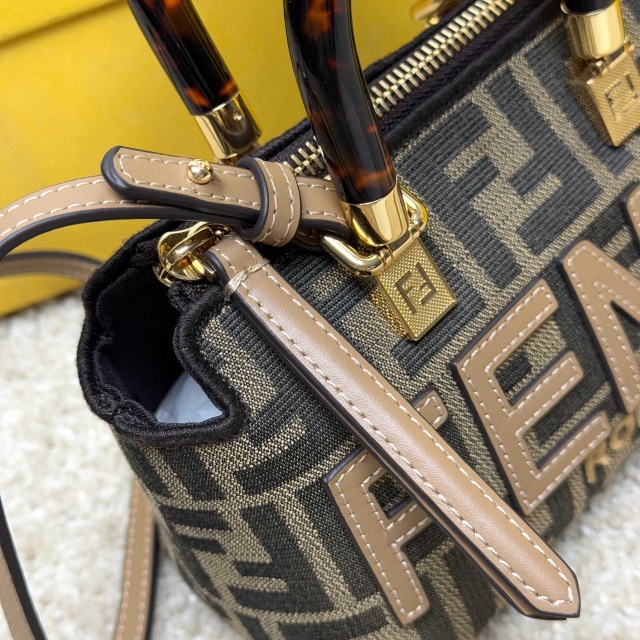 Borsa a mano Fendi Dimensioni: 17*18*8cm