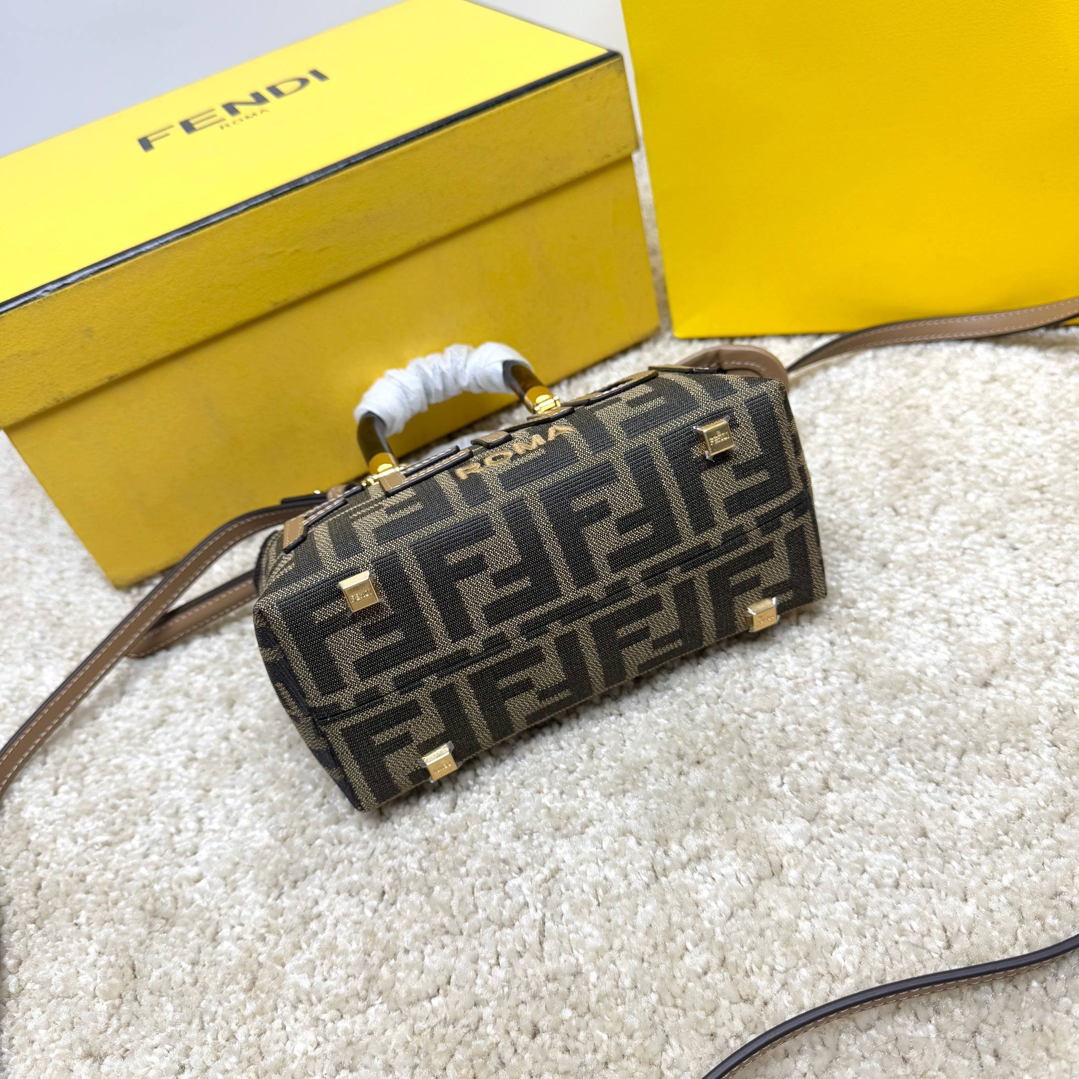 Borsa a mano Fendi Dimensioni: 17*18*8cm
