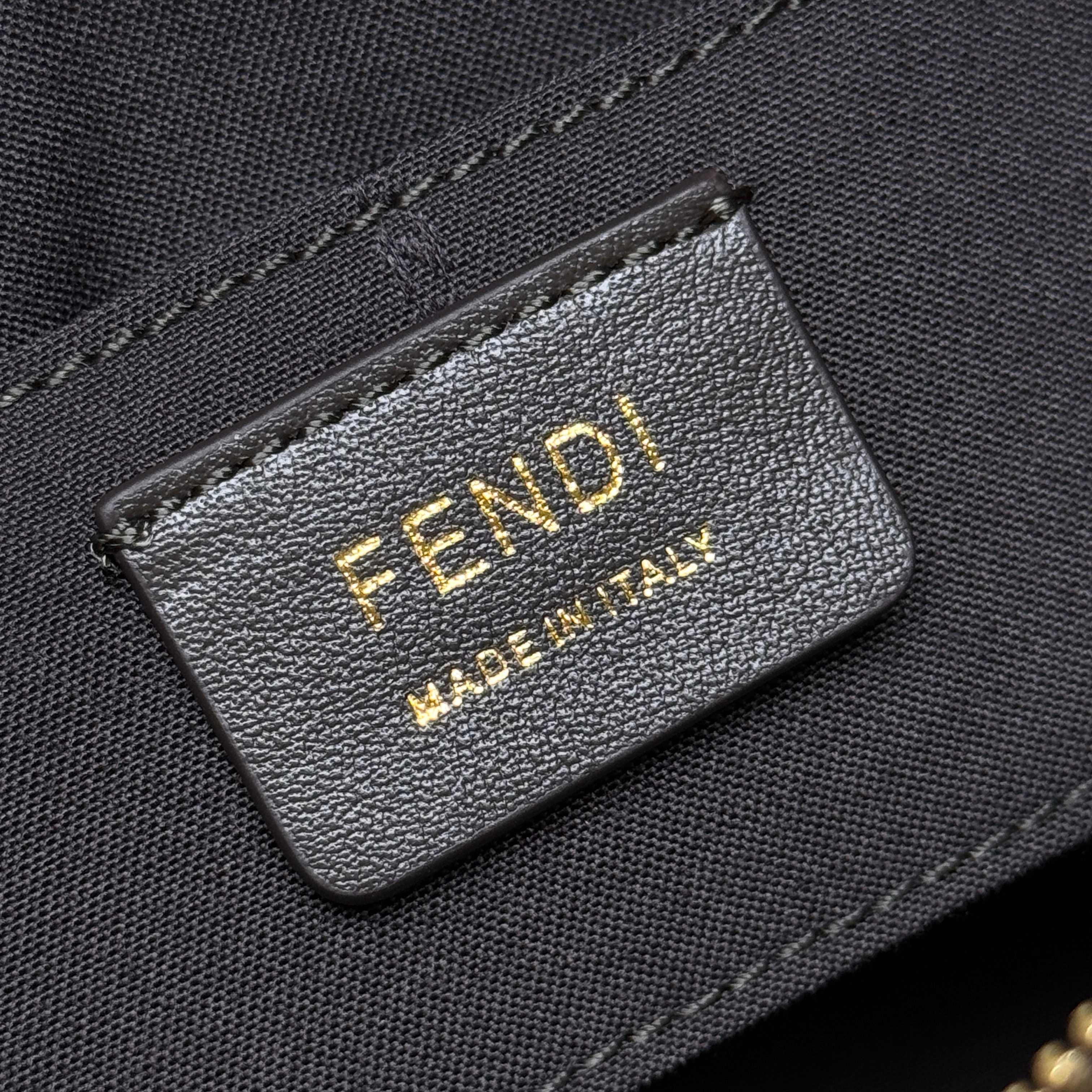 Borsa a mano Fendi Dimensioni: 17*18*8cm