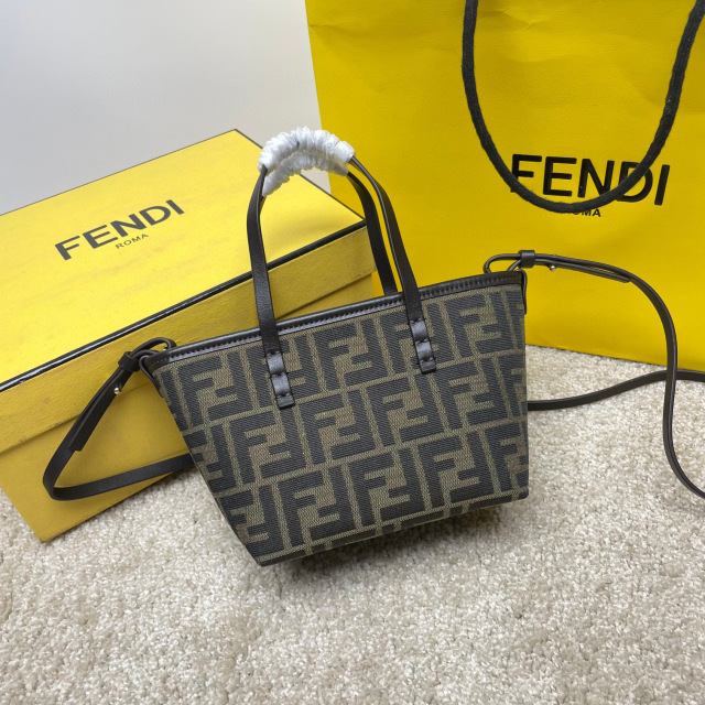 Fendi购物袋尺寸：23*19.5*15cm