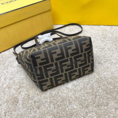 Fendi购物袋尺寸：23*19.5*15cm