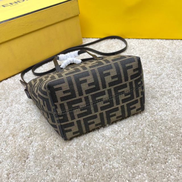 Fendi购物袋尺寸：23*19.5*15cm