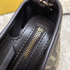 Fendi购物袋尺寸：23*19.5*15cm