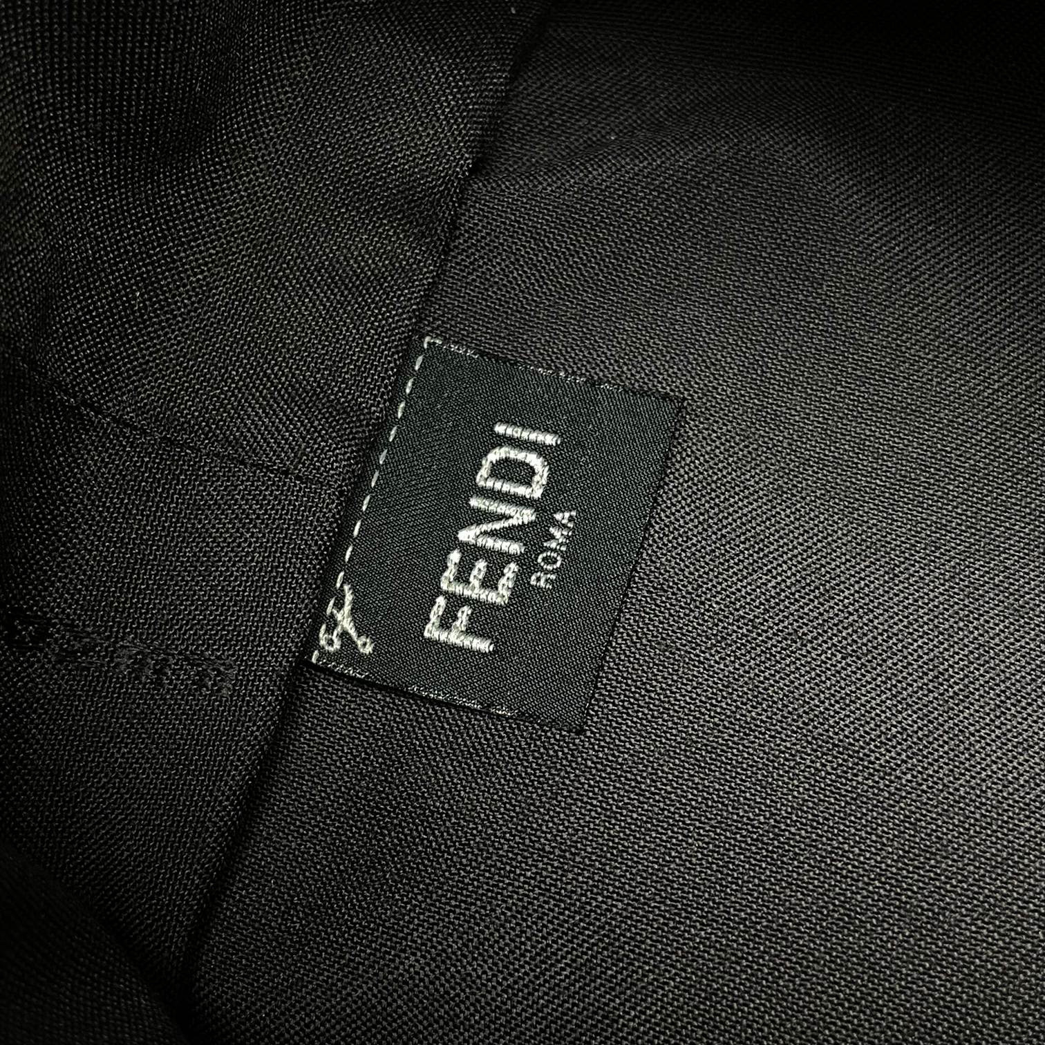 Fendi购物袋尺寸：23*19.5*15cm