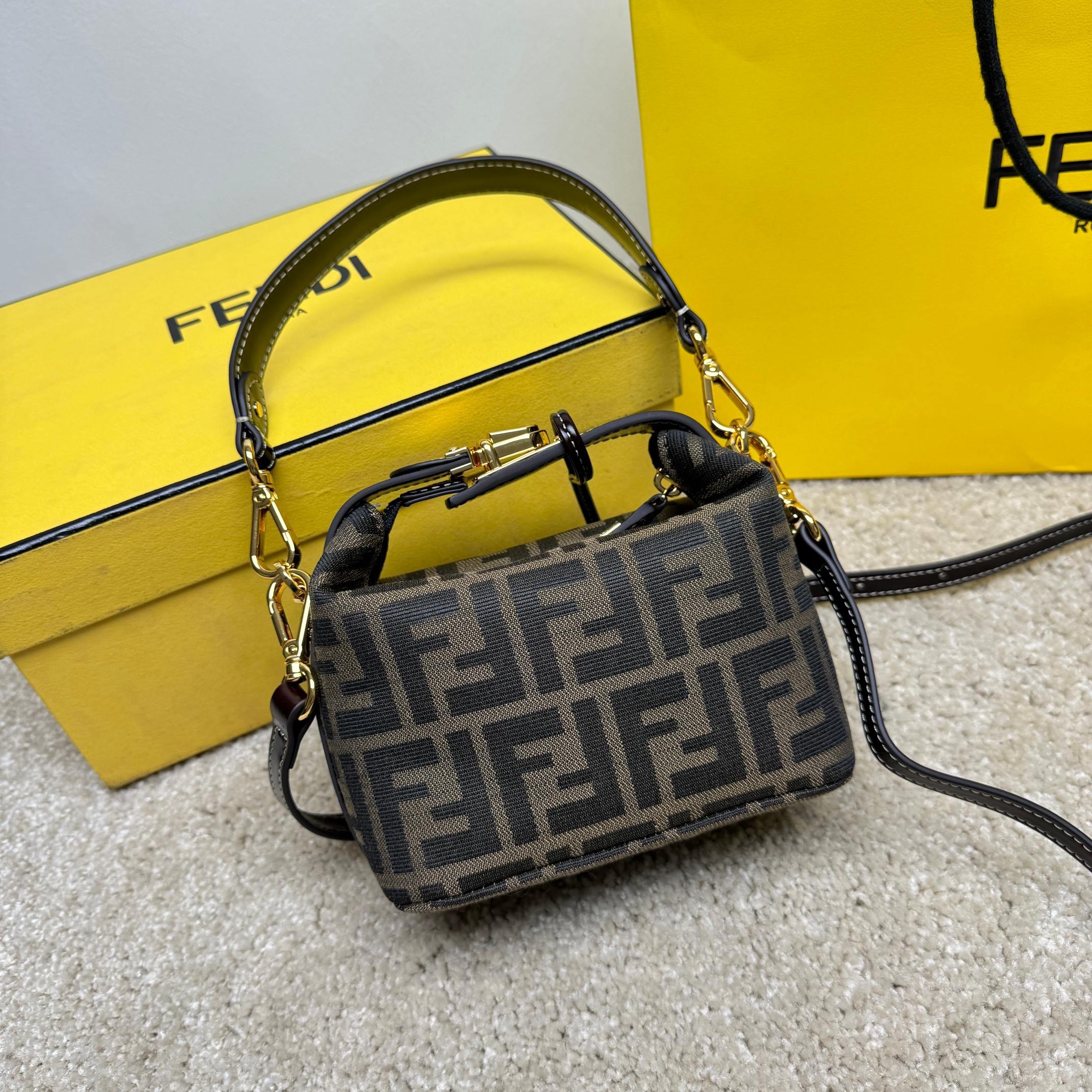 Fendi Kosmetiktasche Größe: 16 x 10 x 13 cm