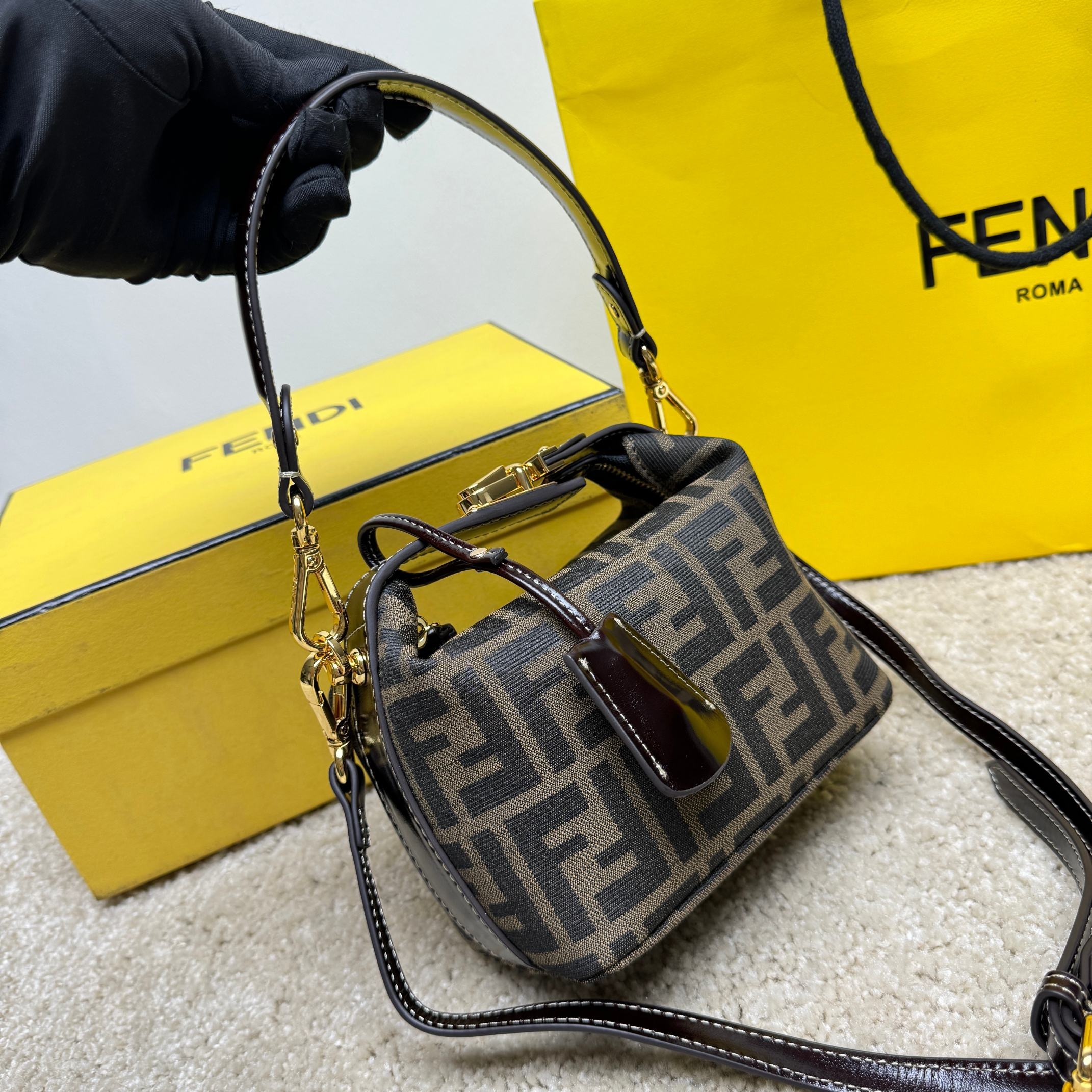 Fendi Kosmetiktasche Größe: 16 x 10 x 13 cm