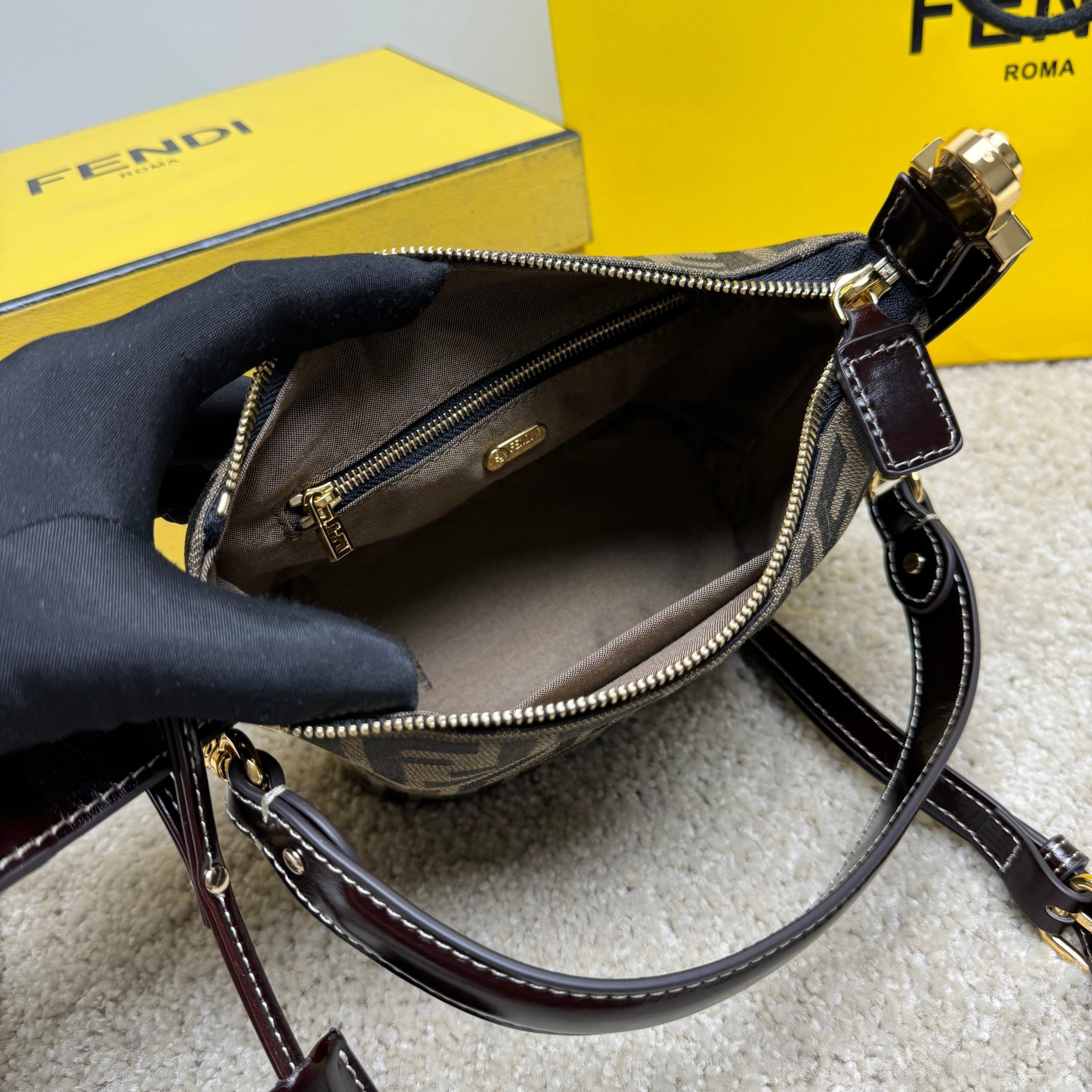 Fendi Kosmetiktasche Größe: 16 x 10 x 13 cm