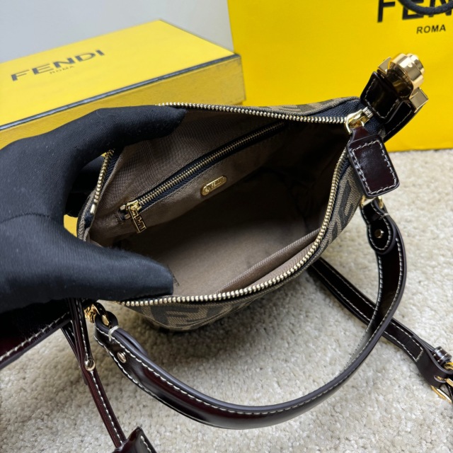 Fendi Kosmetiktasche Größe: 16 x 10 x 13 cm