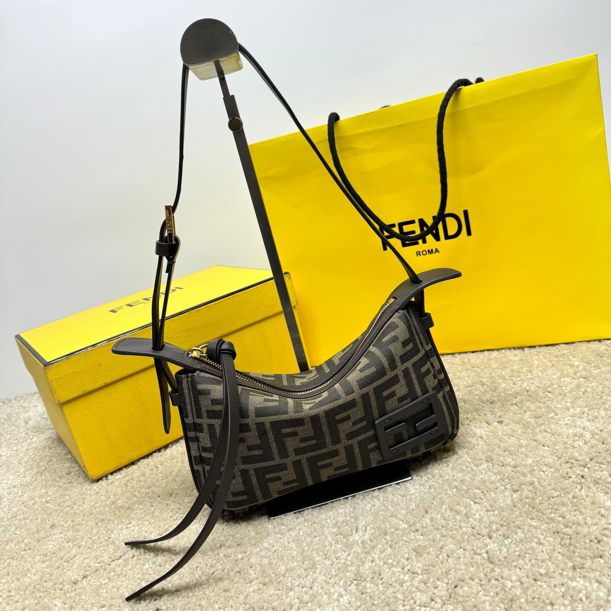 Fendi 单肩包 尺寸：22*4.5*13cm