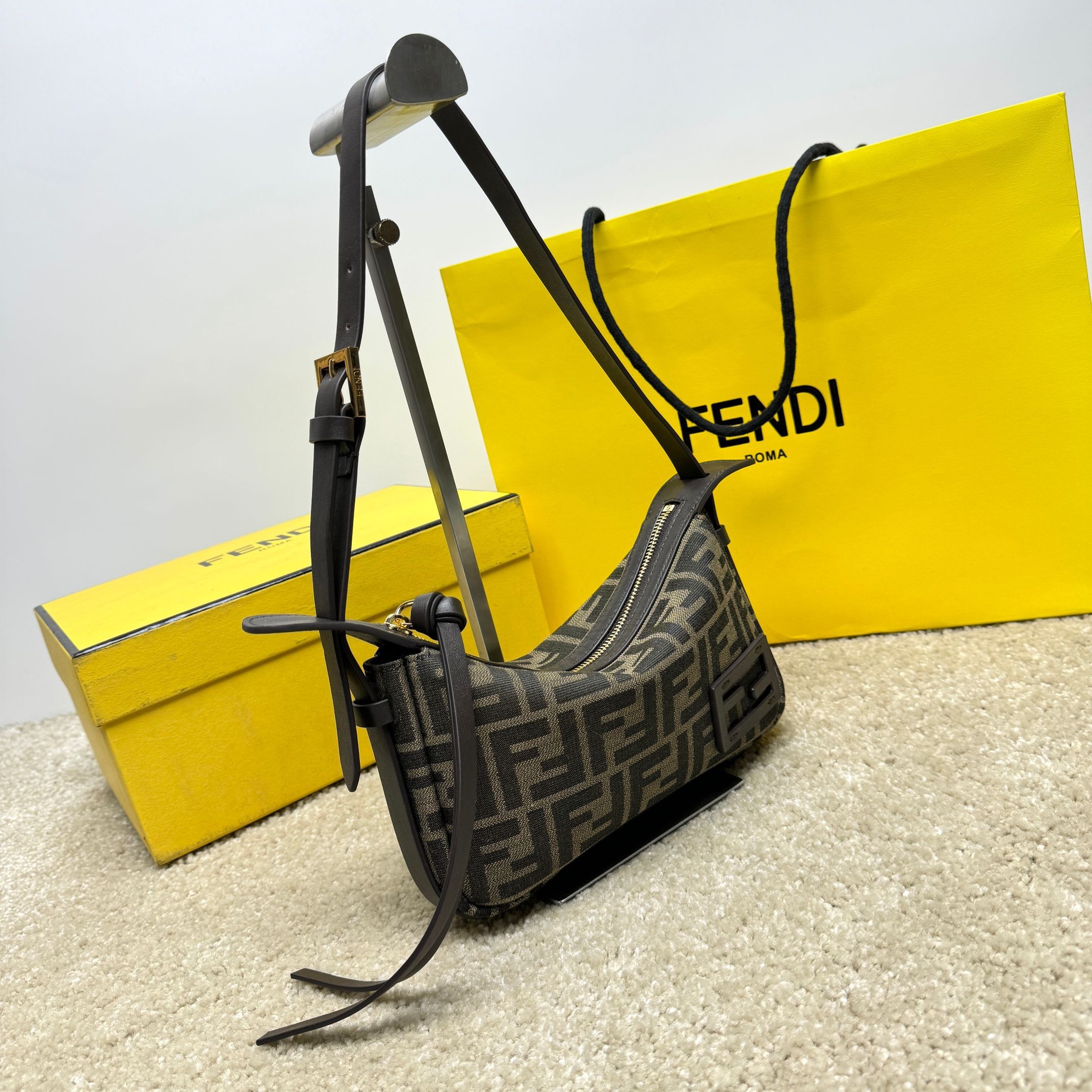 Fendi 单肩包 尺寸：22*4.5*13cm