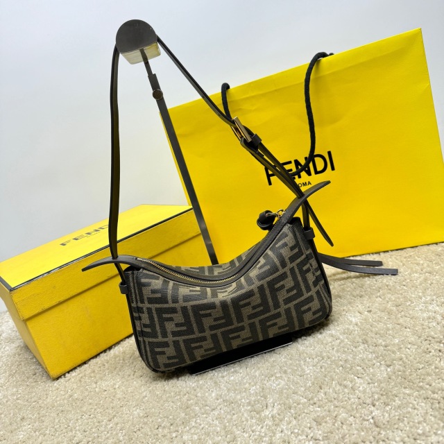 Fendi 单肩包 尺寸：22*4.5*13cm