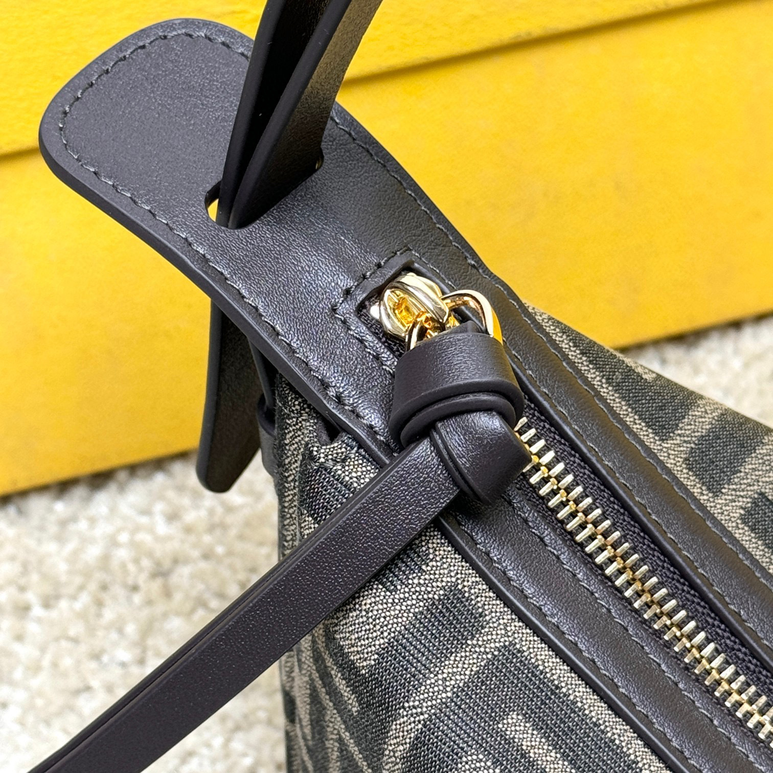 Fendi 单肩包 尺寸：22*4.5*13cm