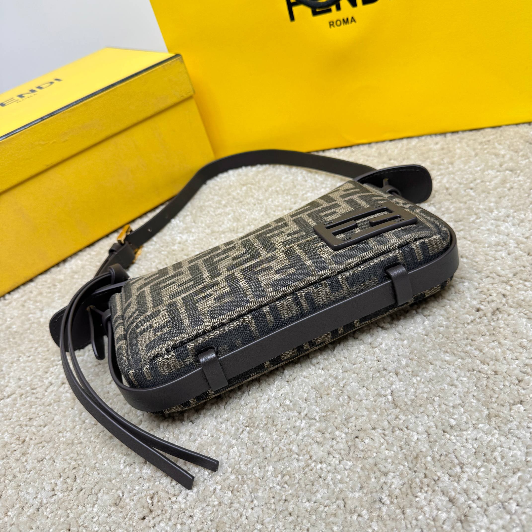 Fendi 单肩包 尺寸：22*4.5*13cm
