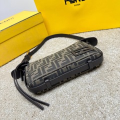 Fendi 单肩包 尺寸：22*4.5*13cm