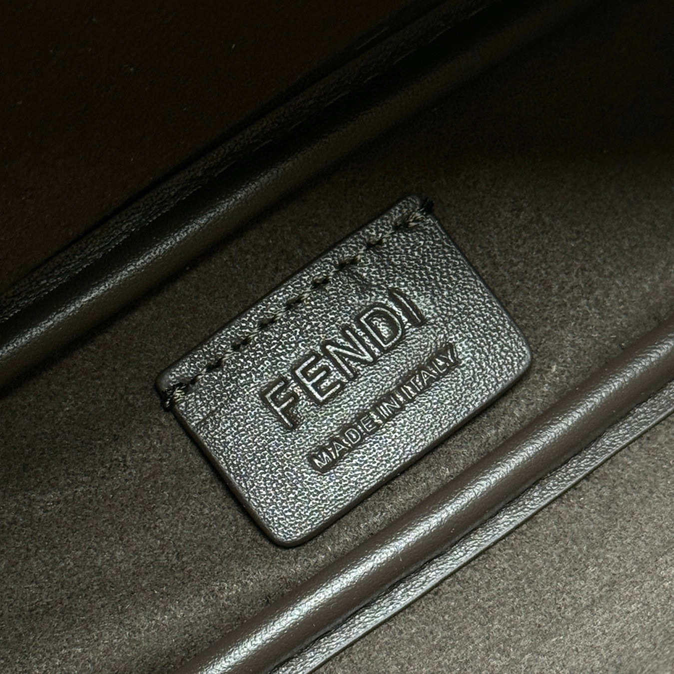 Fendi 单肩包 尺寸：22*4.5*13cm
